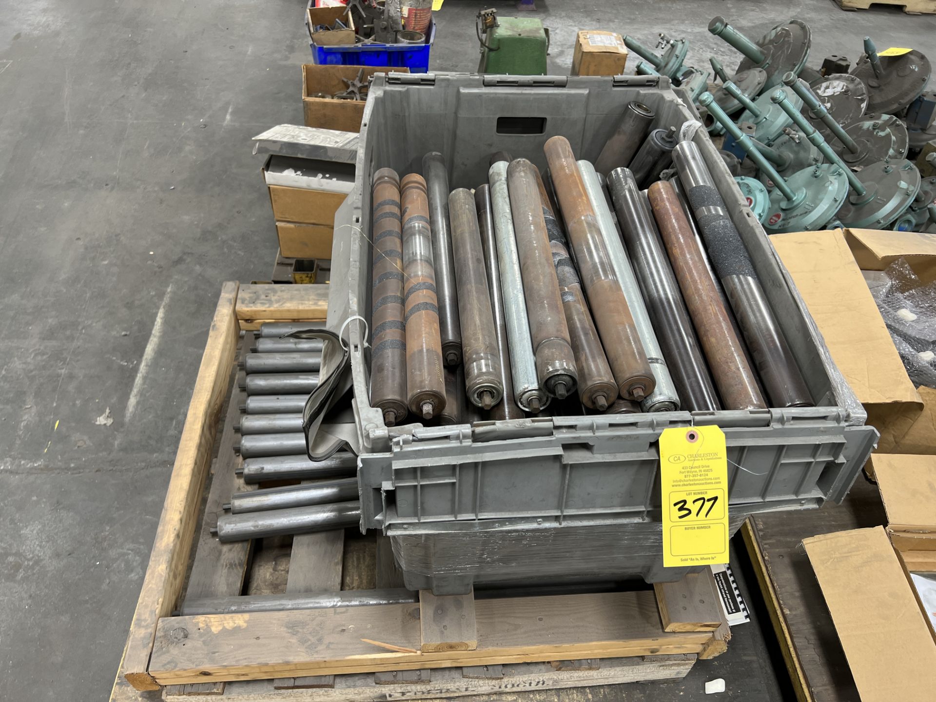 PALLET WITH CONVEYOR ROLLERS