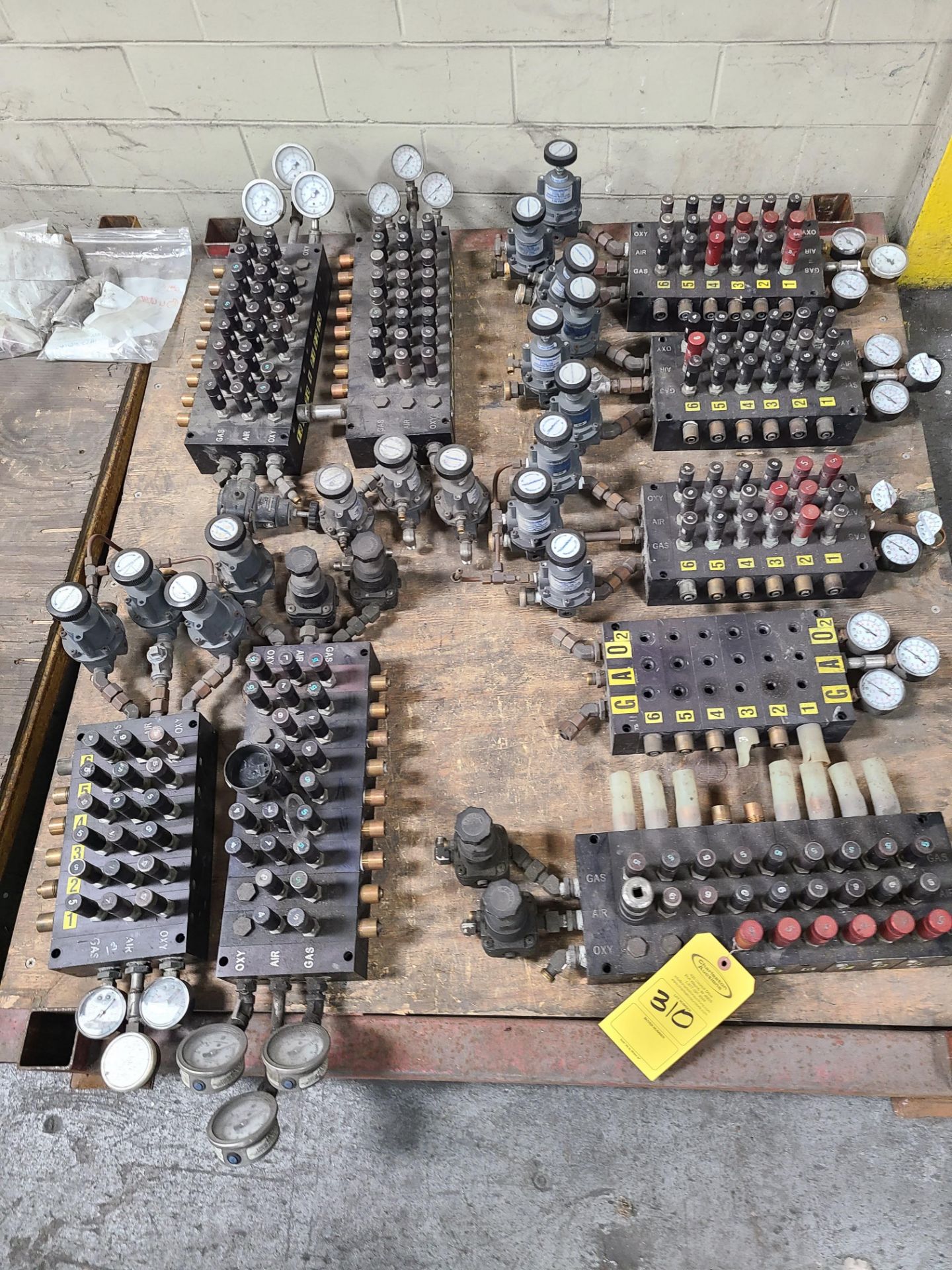 PALLET WITH (9) MANIFOLD WITH ASHCRAFT GAUGES AND CONTROL AIR VALVES