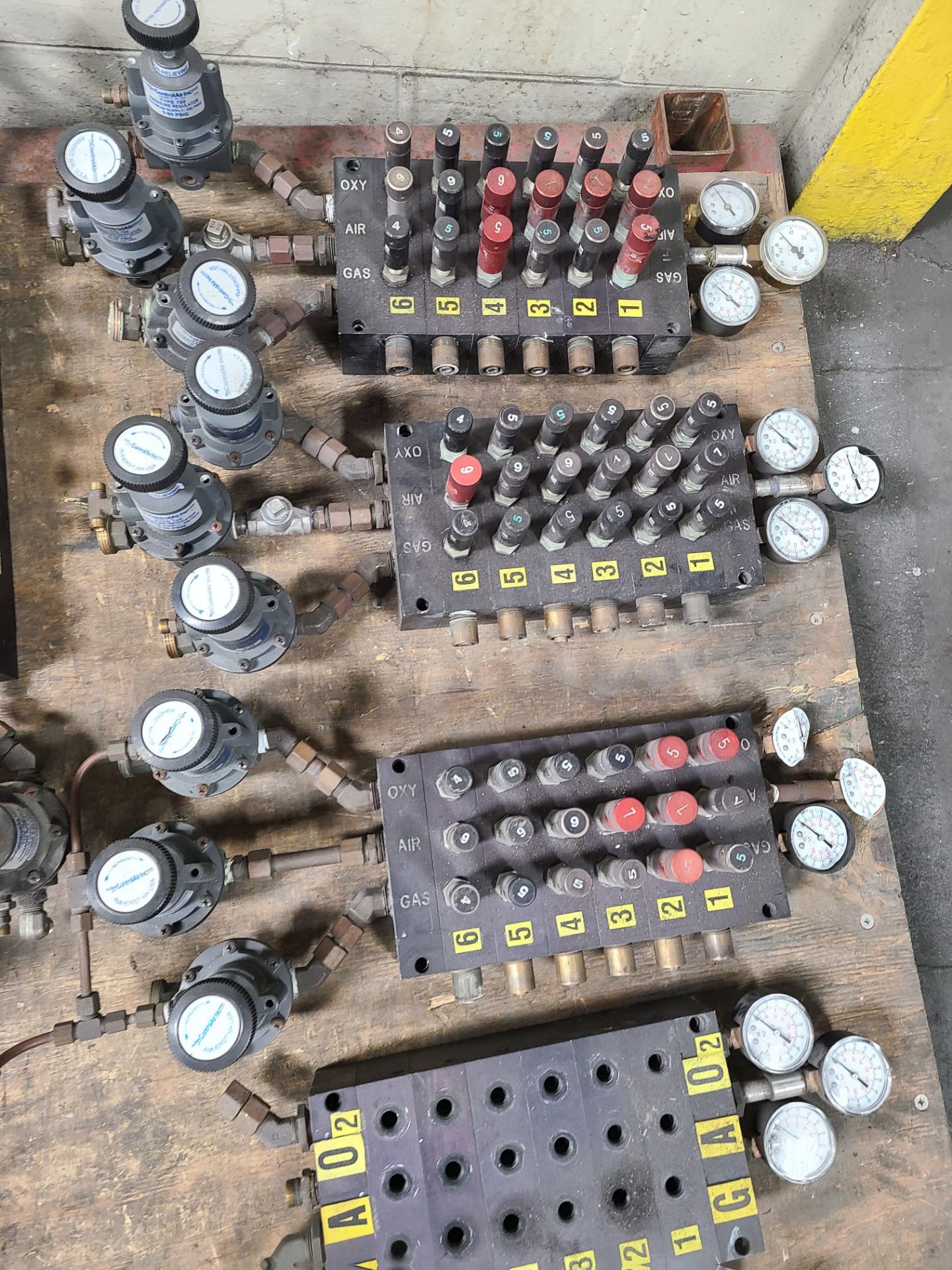 PALLET WITH (9) MANIFOLD WITH ASHCRAFT GAUGES AND CONTROL AIR VALVES - Image 3 of 5