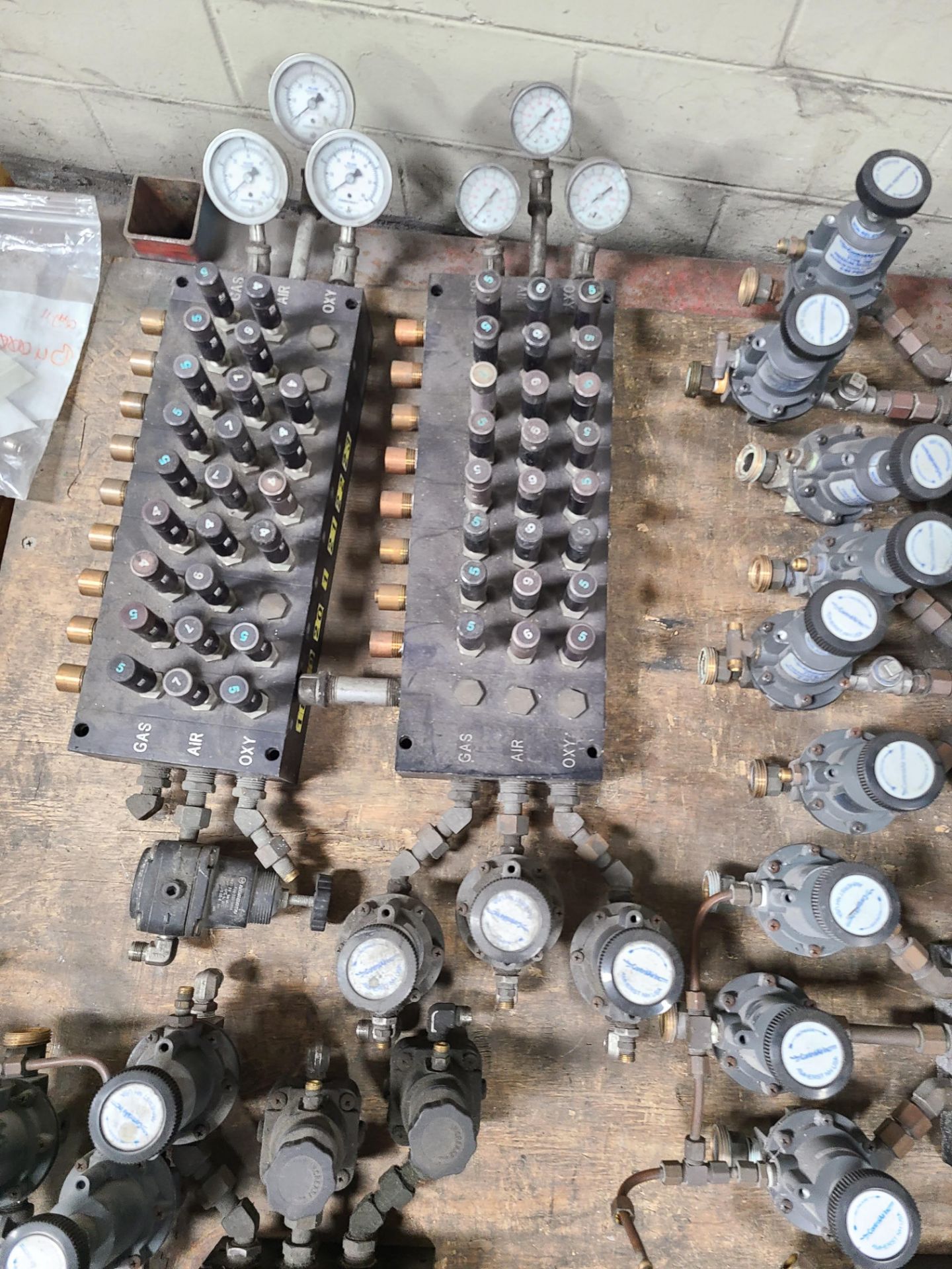 PALLET WITH (9) MANIFOLD WITH ASHCRAFT GAUGES AND CONTROL AIR VALVES - Image 2 of 5