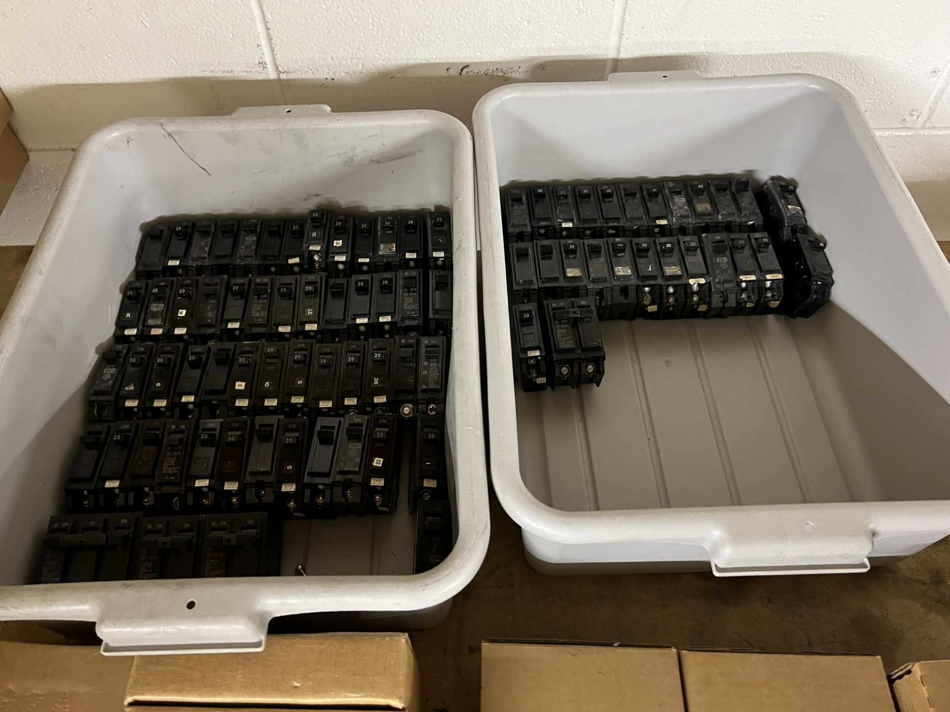 VARIOUS ELECTRIC AND CIRCUIT BREAKERS - Image 4 of 6