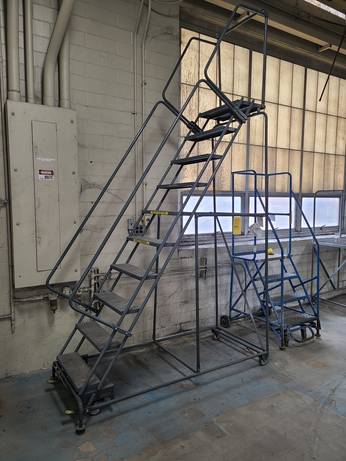 10' SAFETY LADDER