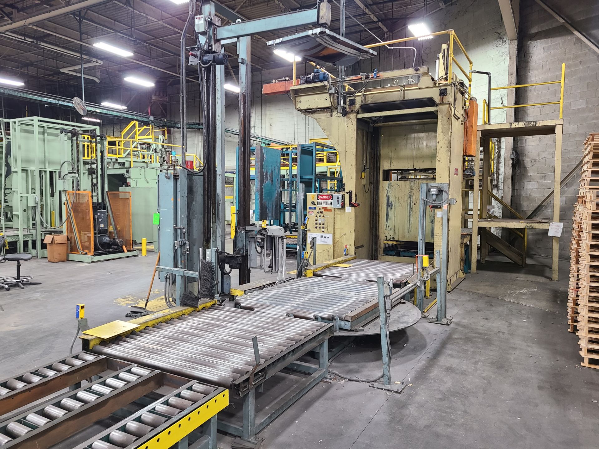 PALLETIZING LINE INCLUDING: (1) CURRIE PALLETIZER SERIAL # LSP-5-1114; (1) KAUFMAN CO STRETCH