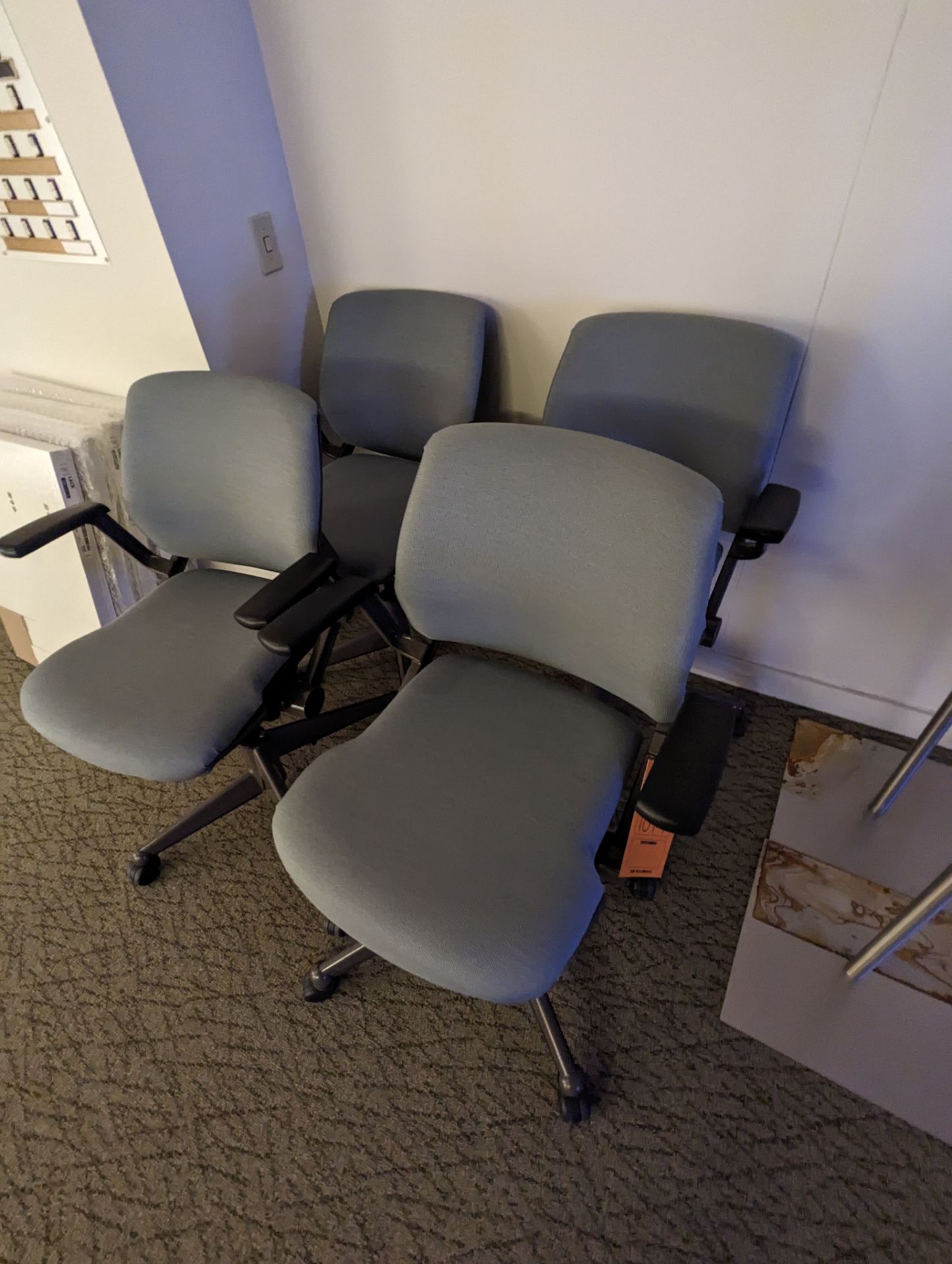 (4) OFFICE CHAIRS ON WHEELS