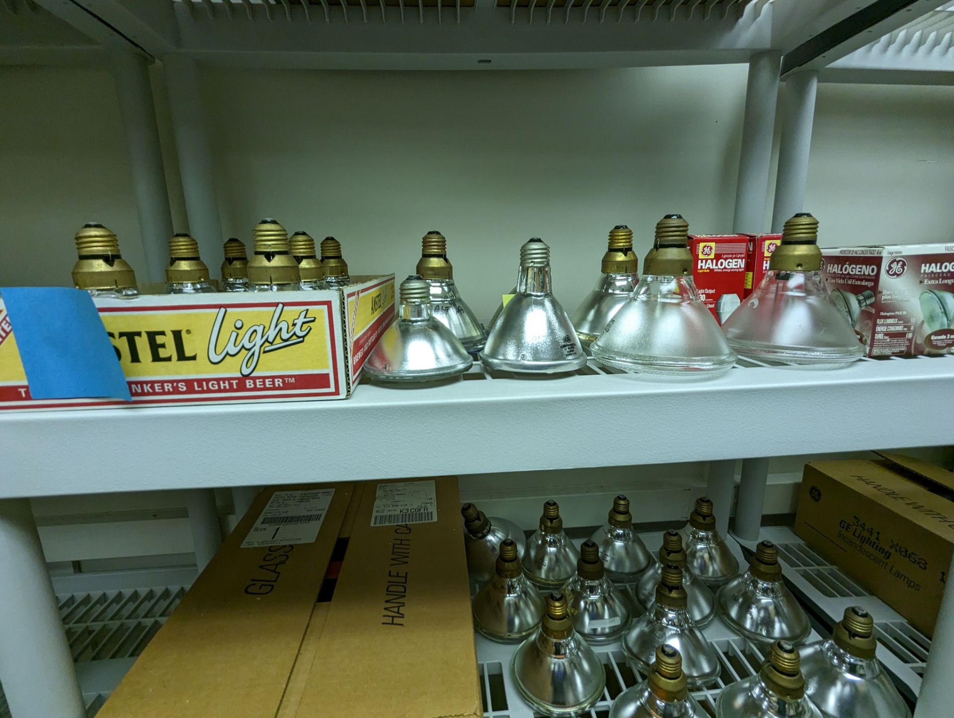 PLASTIC RACK AND CONTENTS: VARIOUS LIGHT BULBS AND MISC - Image 2 of 4