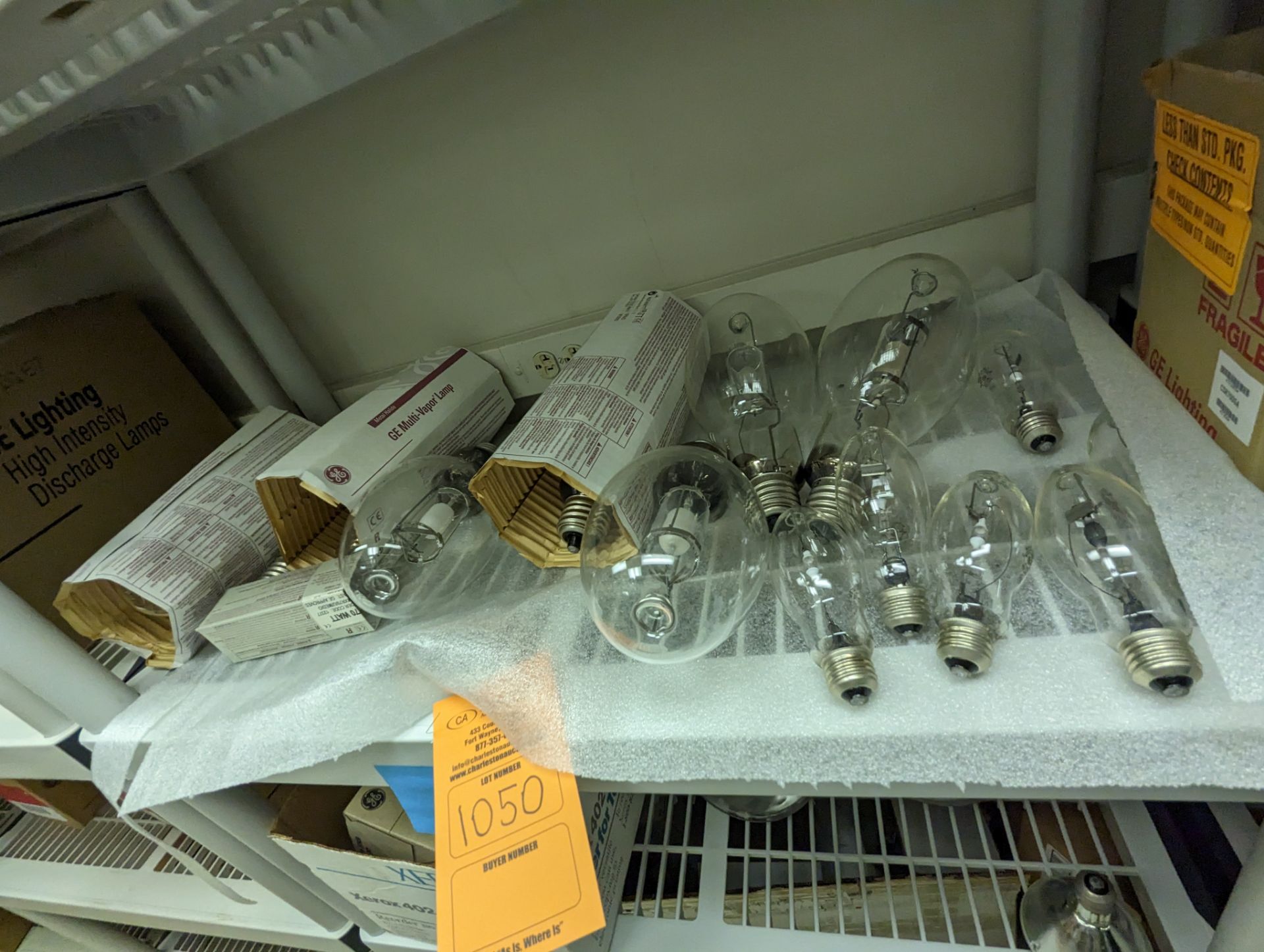 PLASTIC RACK AND CONTENTS: VARIOUS LIGHT BULBS AND MISC - Image 4 of 5