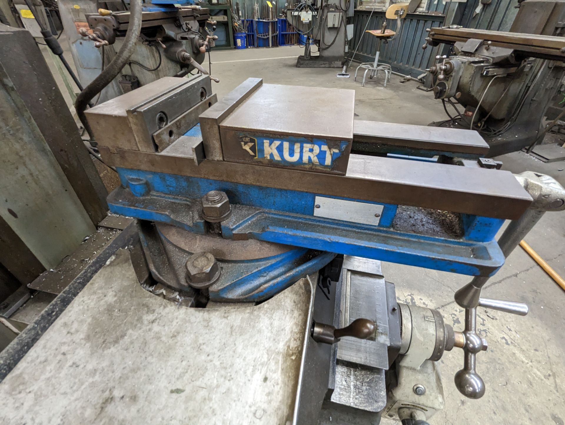 BRIDGEPORT VERTICAL MILLING MACHINE WITH KURT ANGLOCK VISE; LENGTH OF BED: 48"; DIGITAL READ OUT: - Image 4 of 5