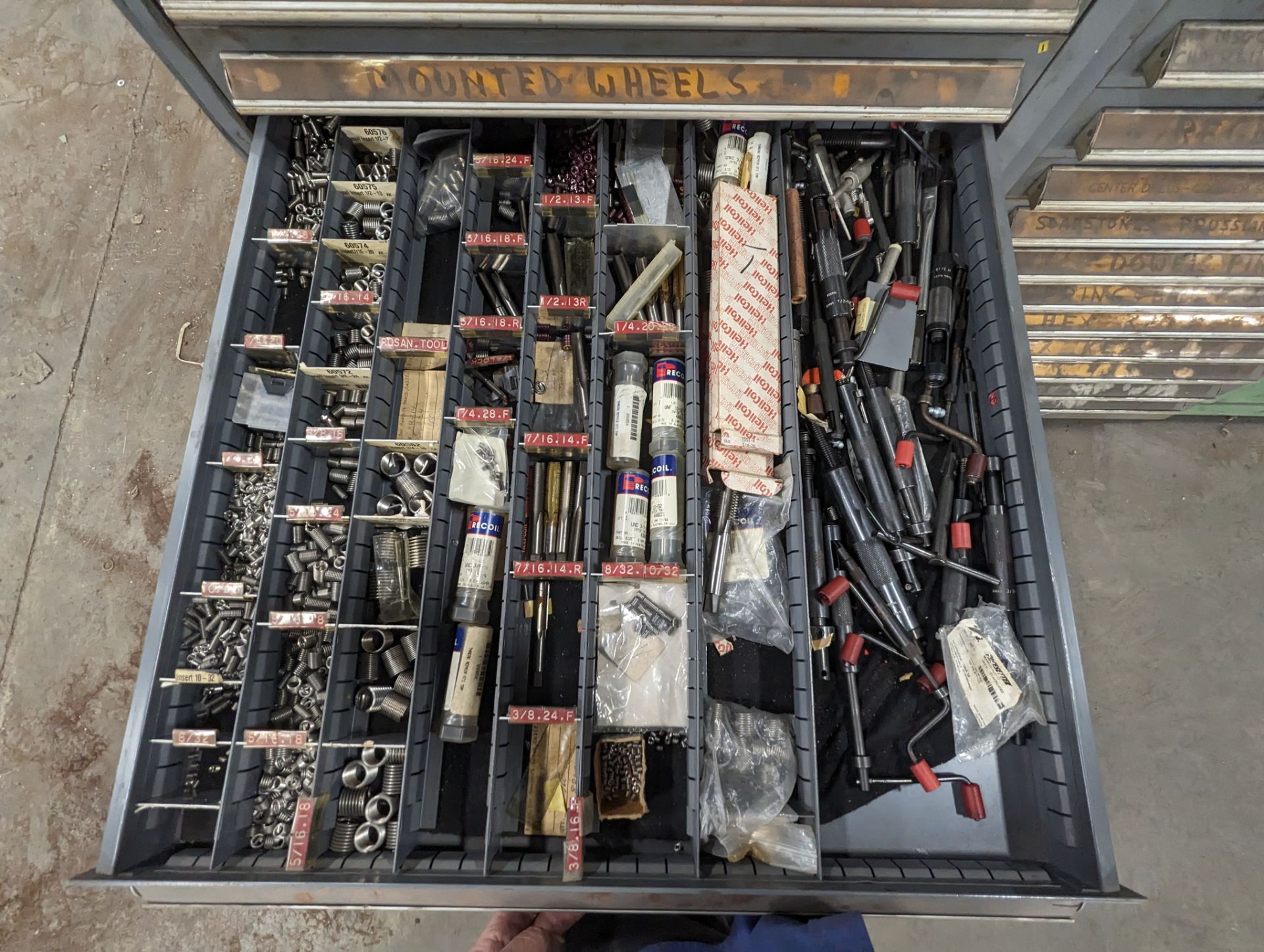 VIDMAR STYLE 18 DRAWER PARTS CABINET WITH CONTENTS: BITS; REANIERS; HELI-COILS; BUSHINGS; TAPS; - Image 4 of 5