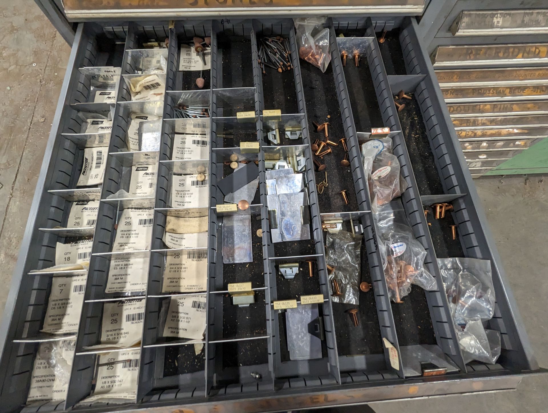 VIDMAR STYLE 18 DRAWER PARTS CABINET WITH CONTENTS: BITS; REANIERS; HELI-COILS; BUSHINGS; TAPS; - Image 3 of 5