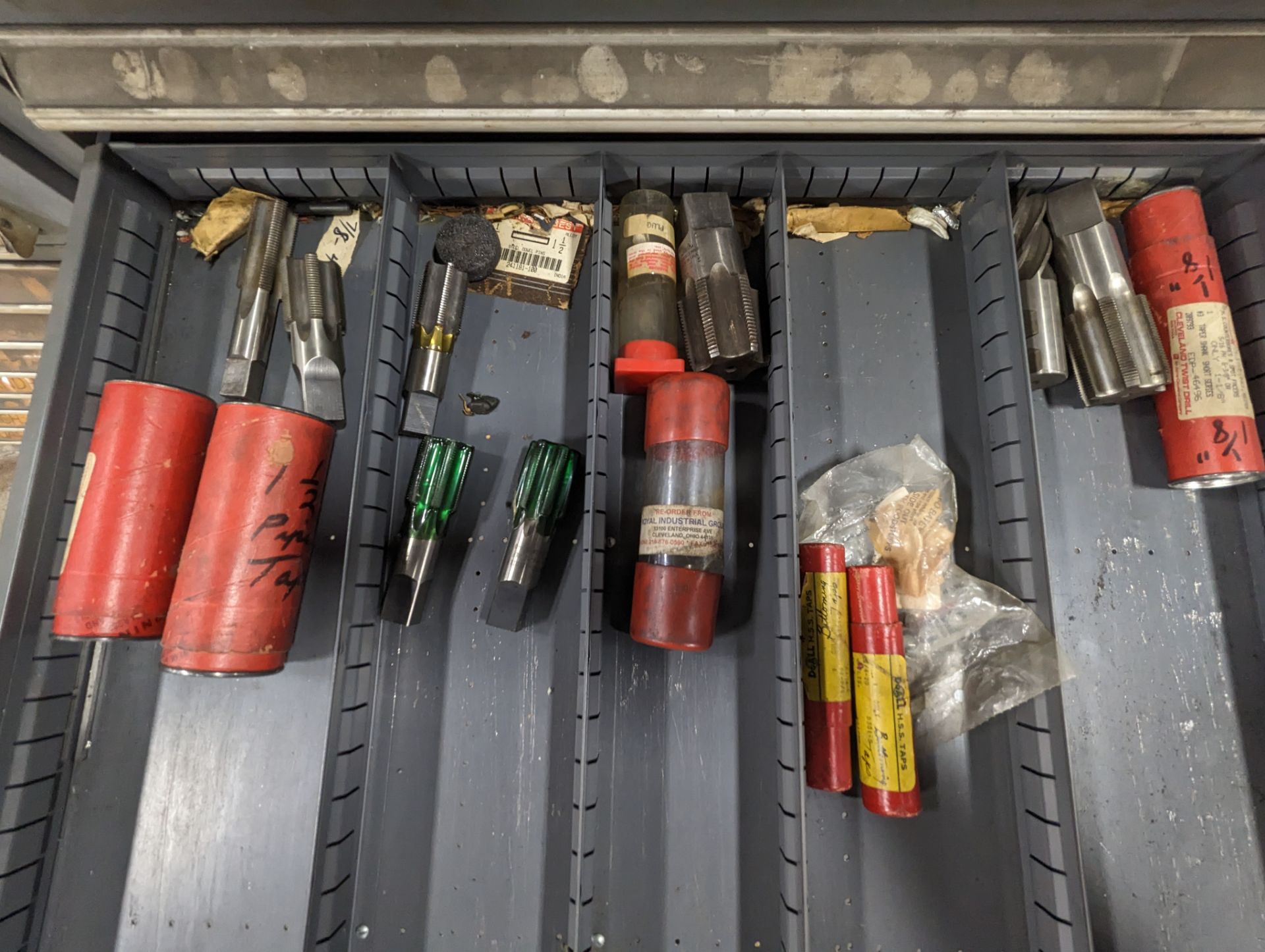 VIDMAR STYLE 18 DRAWER PARTS CABINET AND CONTENTS: DIES; CHUCK KEYS; END MILLS; BORES; DOWEL PINS; - Image 6 of 15