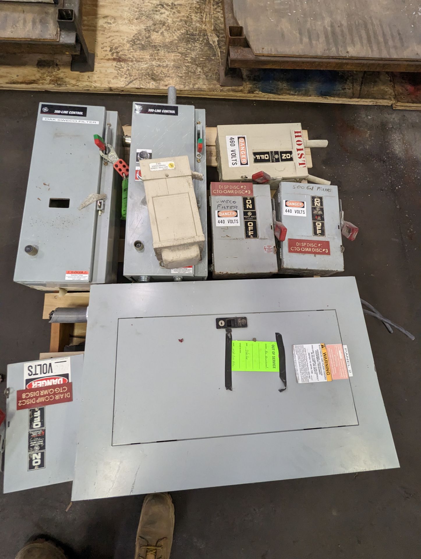 PALLET WITH SAFETY SWITCHES; ELECTRICAL BOXES