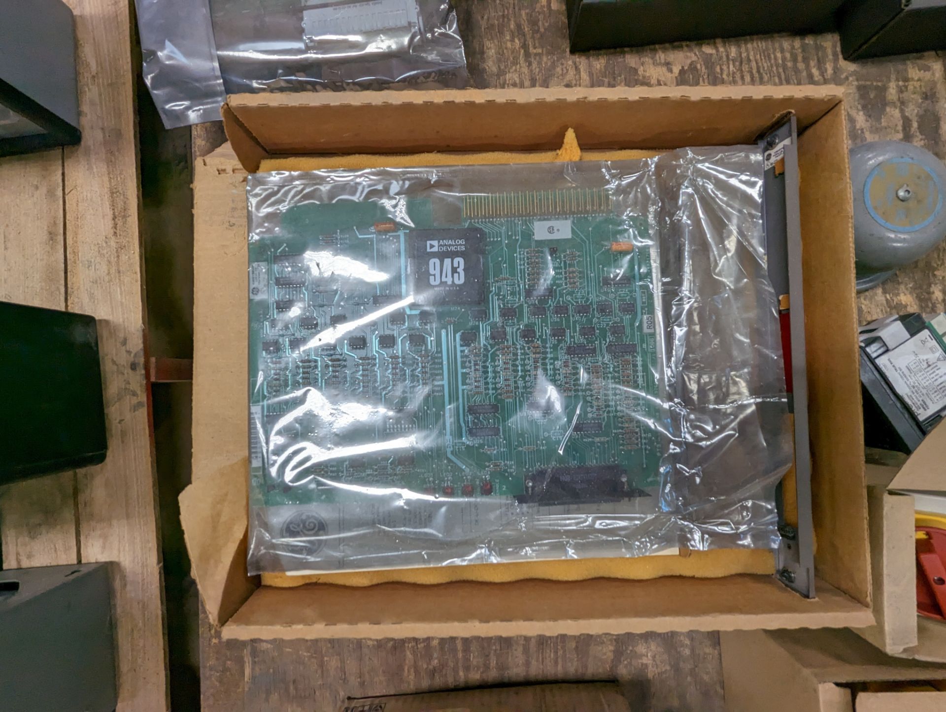 PALLET WITH CIRCUIT BOARDS; SWITCHES; PUSH BUTTONS; MISC - Image 4 of 5