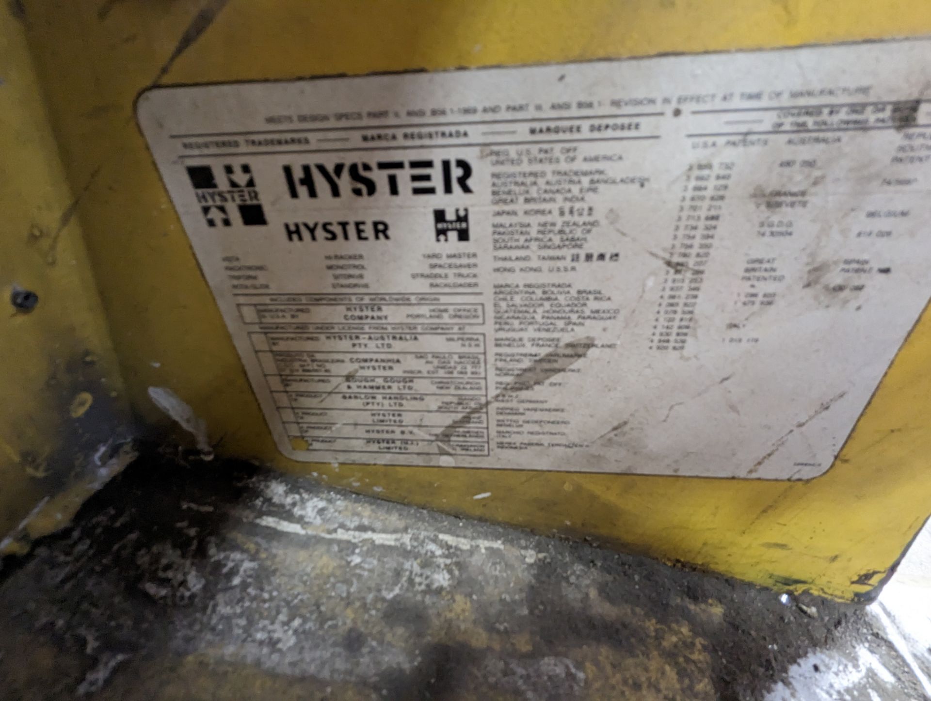 HYSTER 4-WHEEL PROPANE FORK TRUCK 10004 HOURS; NO INFO PLATE; 3 STAGE MAST 5' FORKS SIDE SHIFT - Image 4 of 4