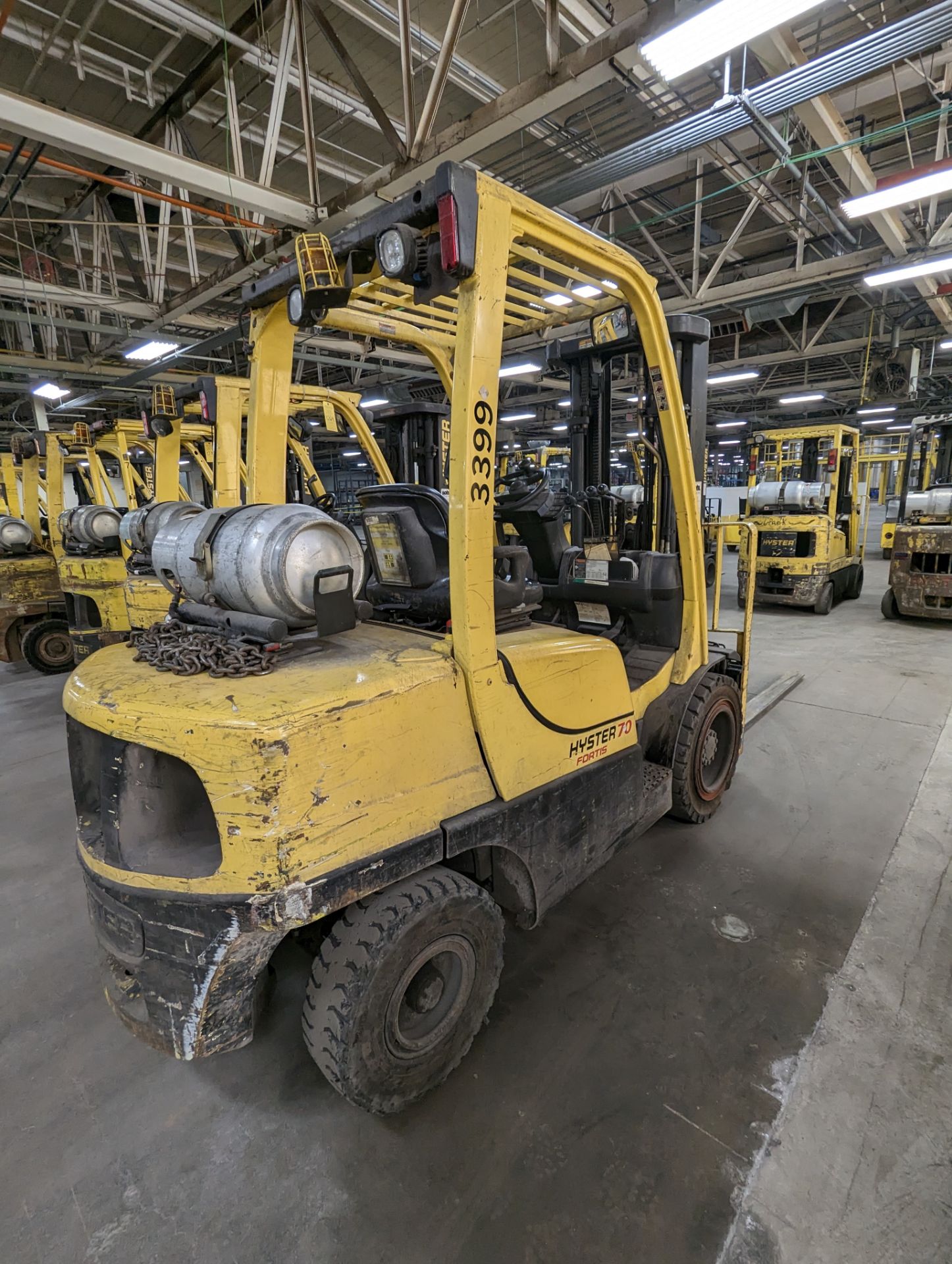 HYSTER 70 FORTIS PROPANE FORKLIFT MODEL # H70FT; 3068 HOURS; 6250 LB CAPACITY; 3 STAGE MAST; SIDE - Image 2 of 5