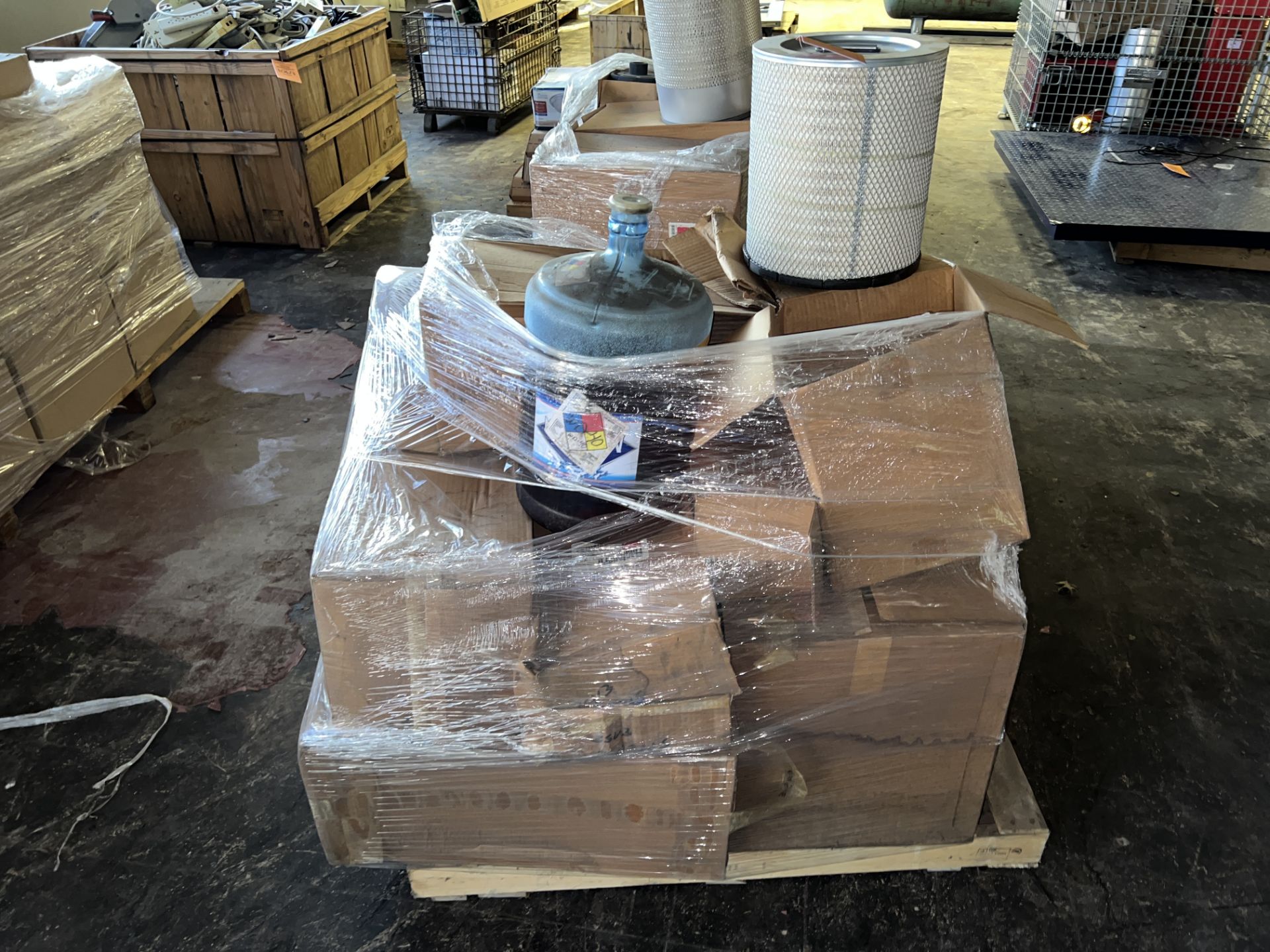 PALLET WITH VARIOUS SIZE TRUCK FILTERS