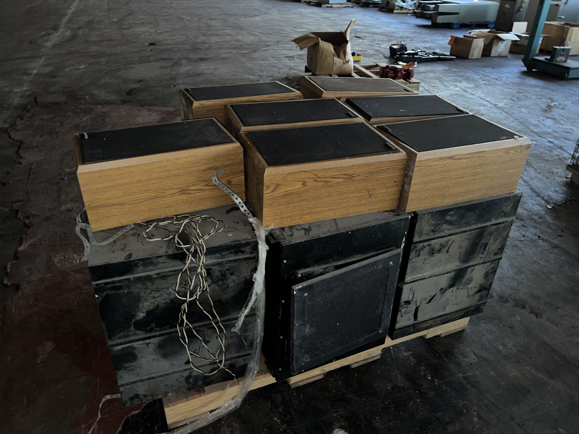 PALLET WITH AMERICAN ACOUSTIC SPEAKERS - Image 2 of 2