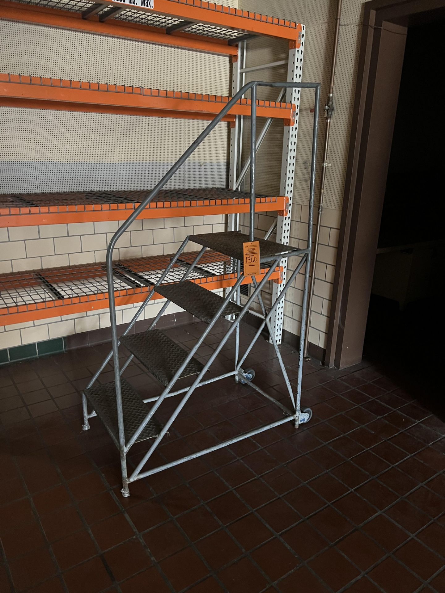 4 STEP SAFETY LADDER - Image 2 of 2