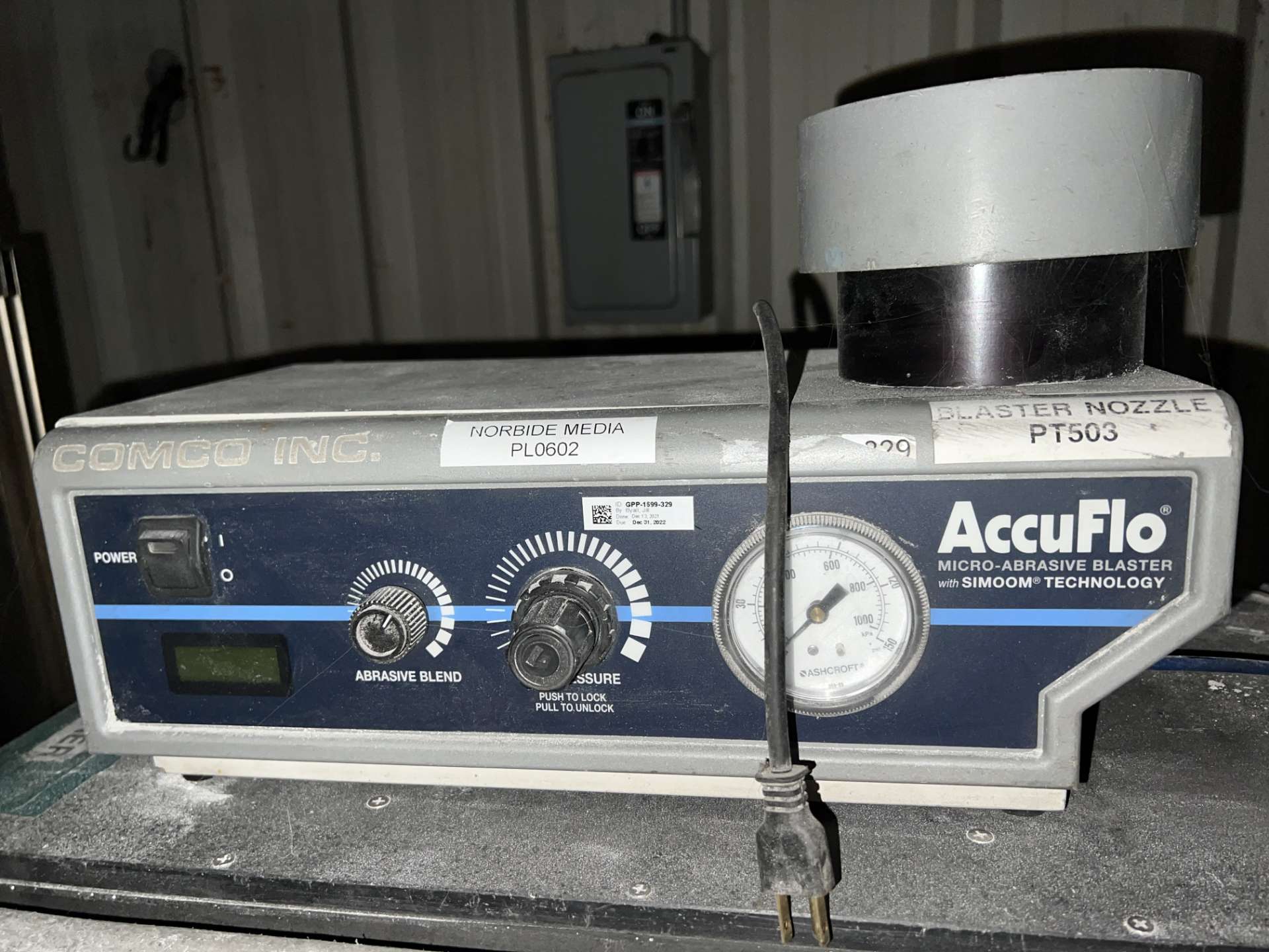 Operator Accuflow COMCO ACCUFLOW MICROBLASTING SYSTEM MODEL # CTR-200-1 SERIAL # PC614