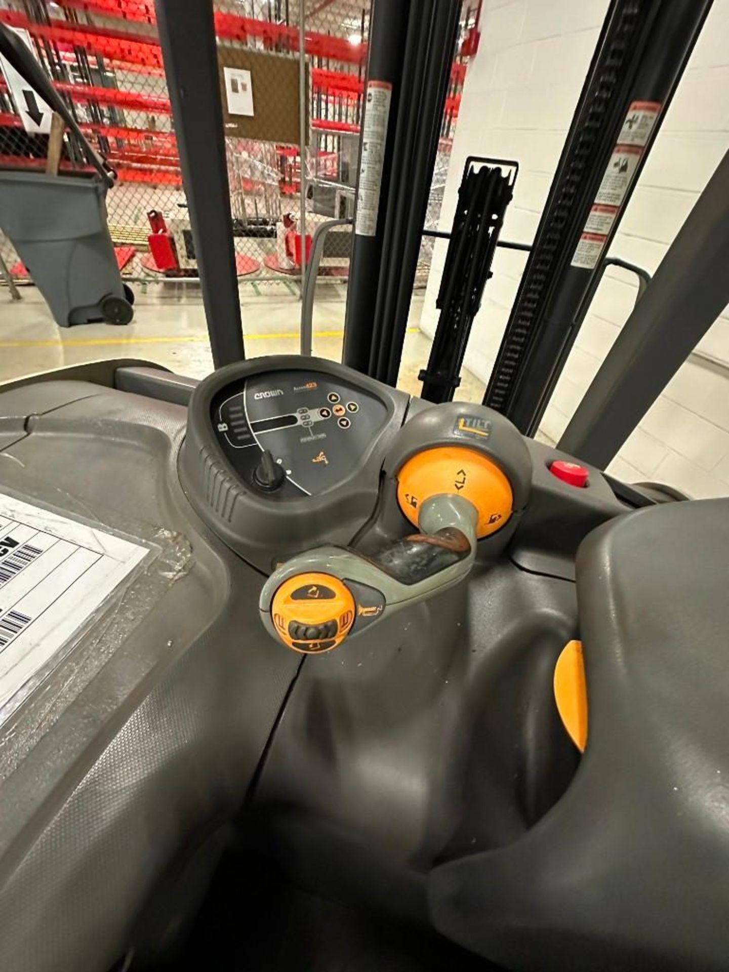 Crown Electric Forklift RC5525- 30 Year 2017 - Image 5 of 8