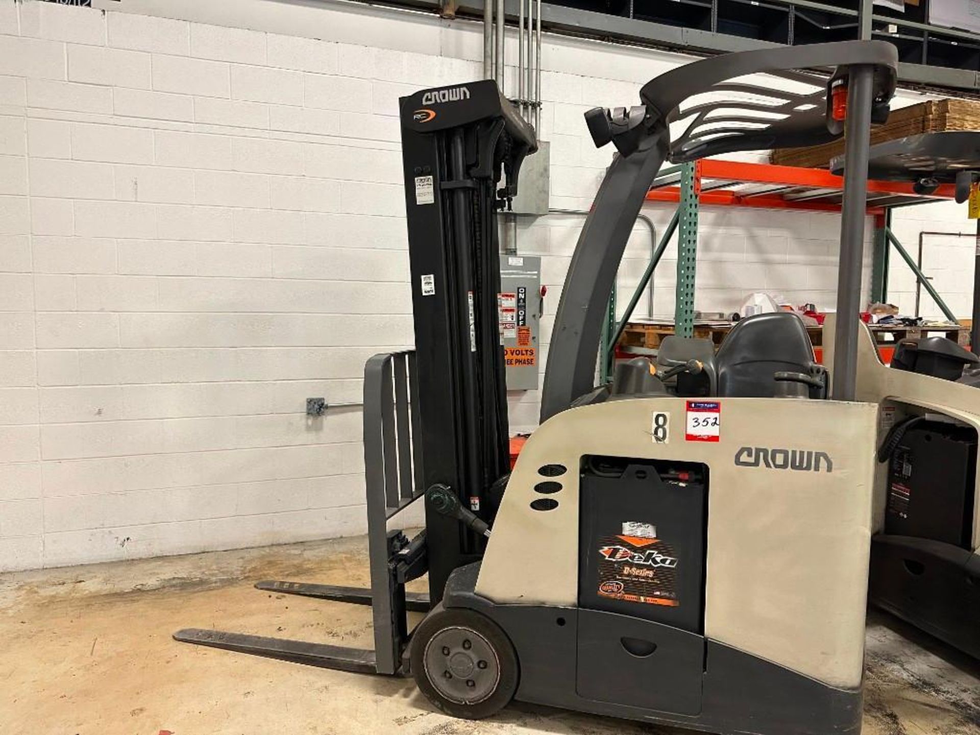 Crown Electric Forklift RC5525- 30 Year 2017 - Image 2 of 8