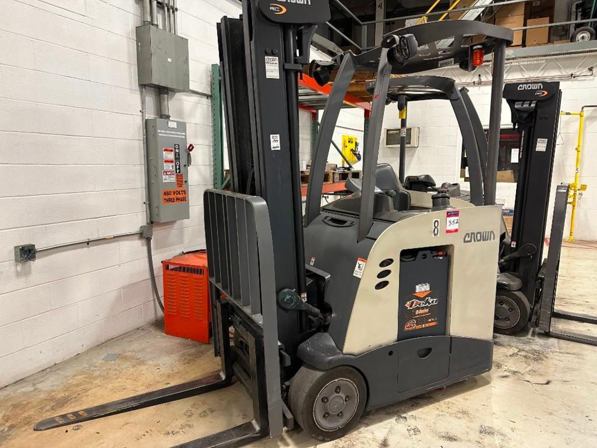 Crown Electric Forklift RC5525- 30 Year 2017 - Image 3 of 8