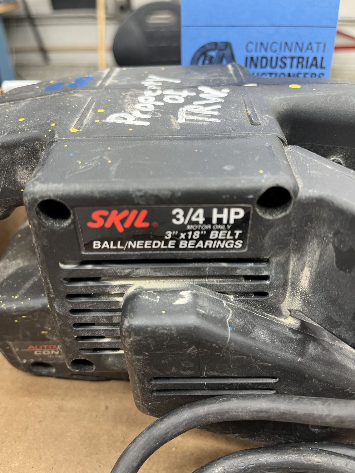 3/4 HP SKIL POWER BELT SANDER, 3" X 1/8" BELT, DUMORE HAND GRINDER CAT NO. 10-111; S/N 8202-6563 - Image 5 of 6