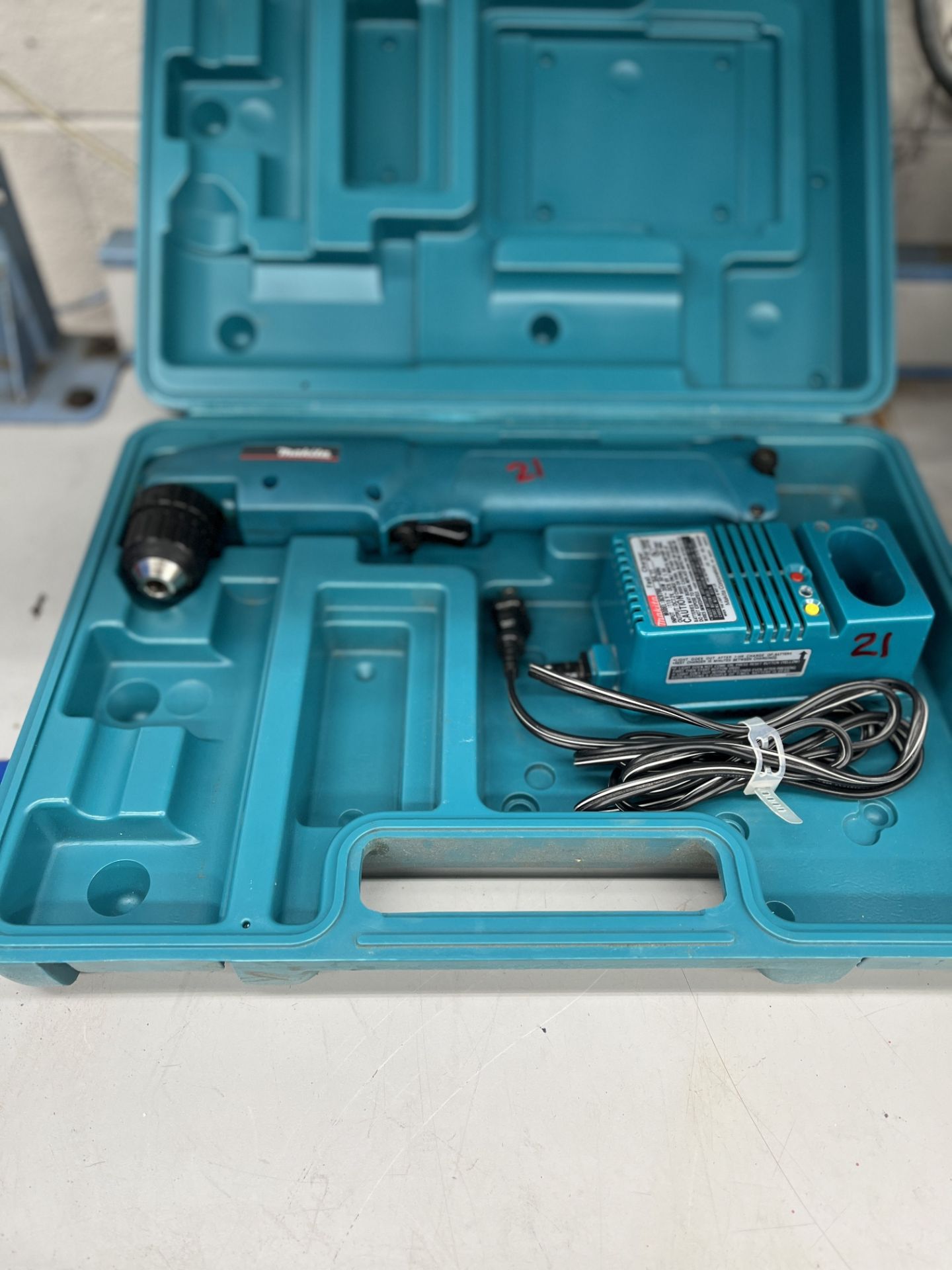 MAKITA MODEL DA391D RIGHT ANGLE BATTERY POWERED DRILL; S/N 48362E, WITH CHARGER - Image 2 of 5