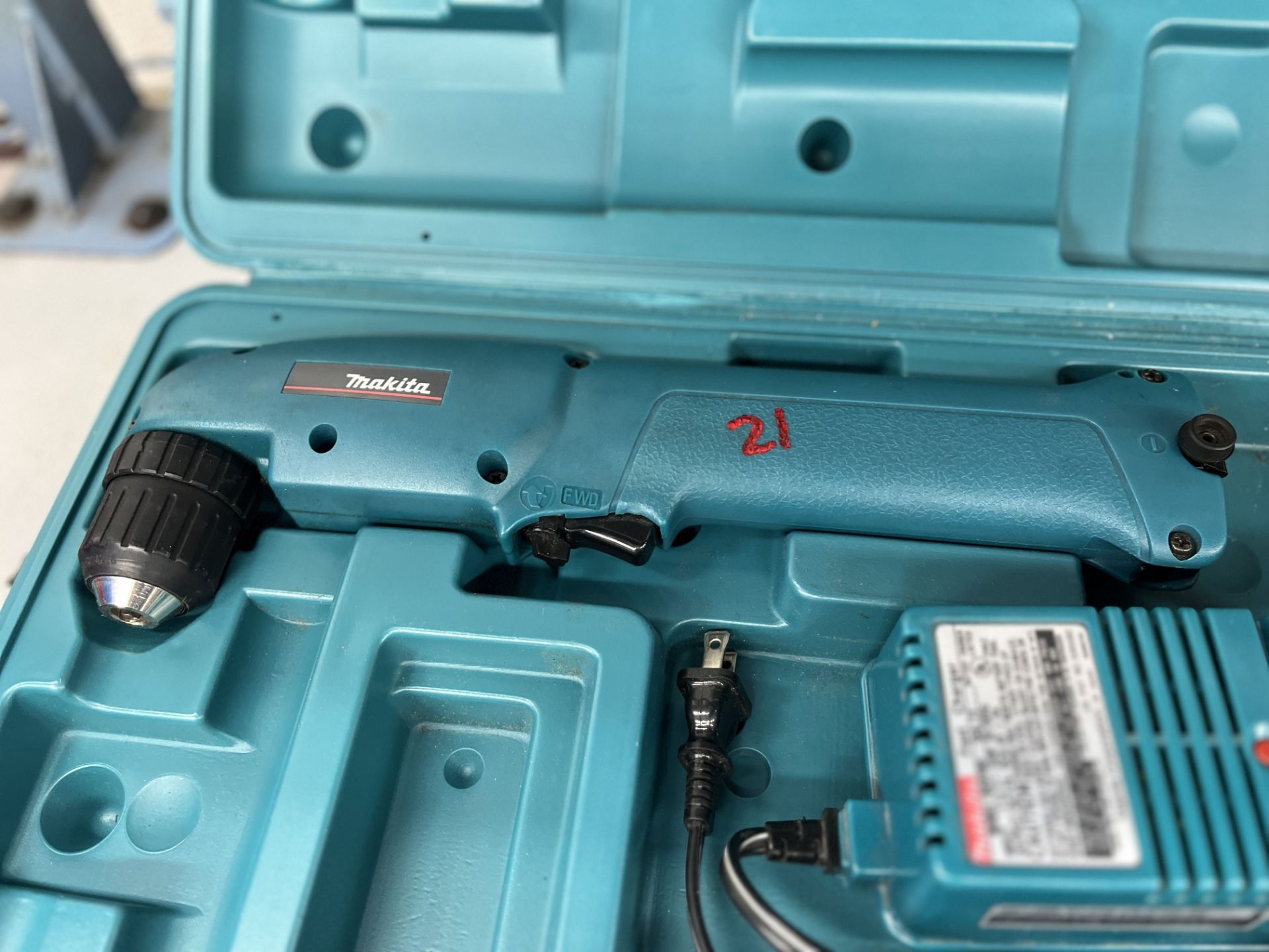 MAKITA MODEL DA391D RIGHT ANGLE BATTERY POWERED DRILL; S/N 48362E, WITH CHARGER - Image 3 of 5