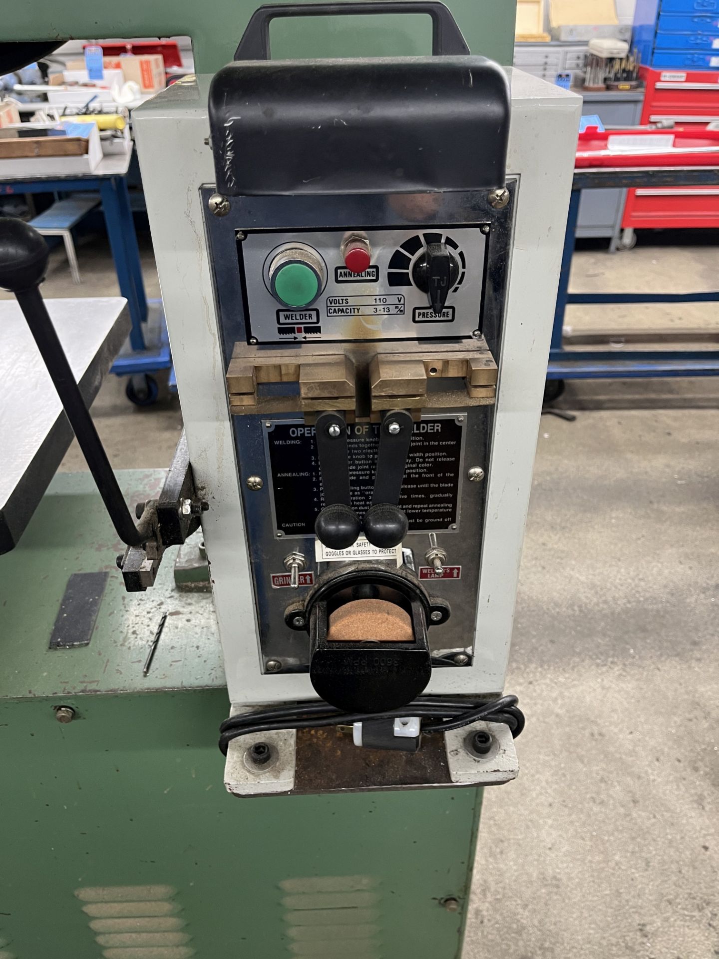 18" T-JAW MODEL 450 VERTICAL BAND SAW; S/N 9145261, 20" X 22" TABLE AREA, 8" UNDER GUIDE, WITH (2) - Image 7 of 13