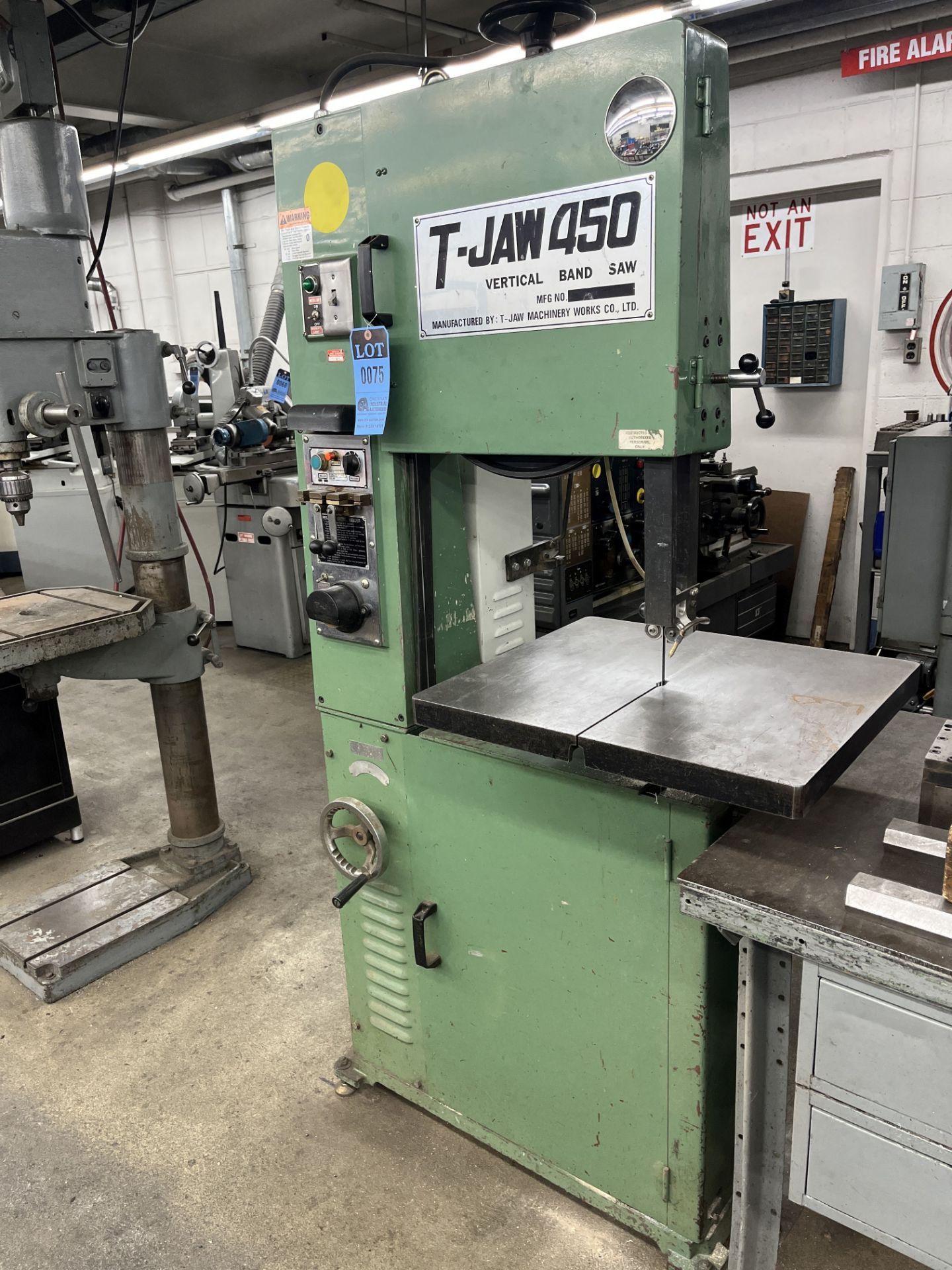 18" T-JAW MODEL 450 VERTICAL BAND SAW; S/N 9145261, 20" X 22" TABLE AREA, 8" UNDER GUIDE, WITH (2)