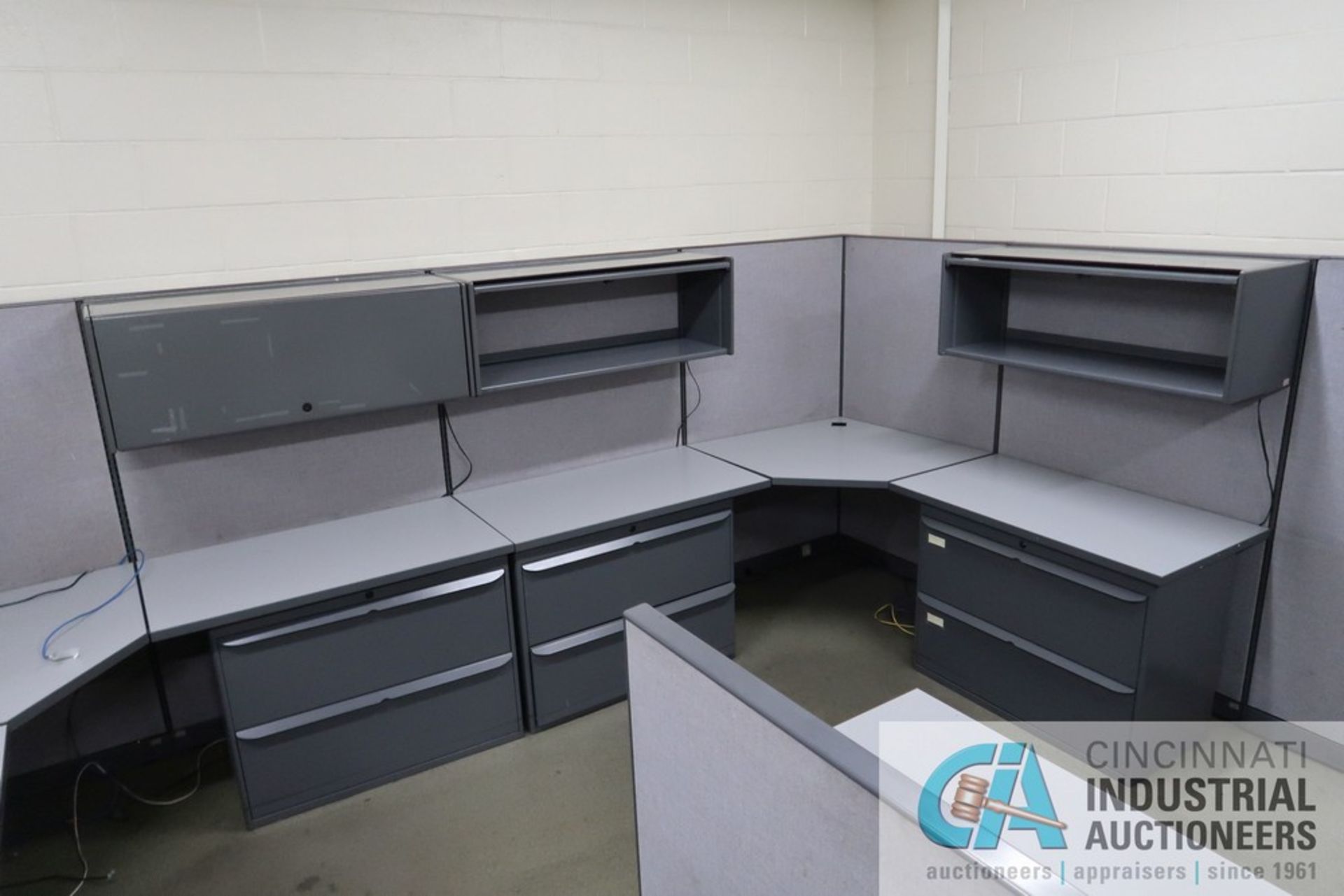 (LOT) 4-PERSON AMERICAN SEATING MODULAR OFFICE WITH L-SHAPED DESK AND OVERHEAD CABINETS, 84" X 98" - Image 5 of 5