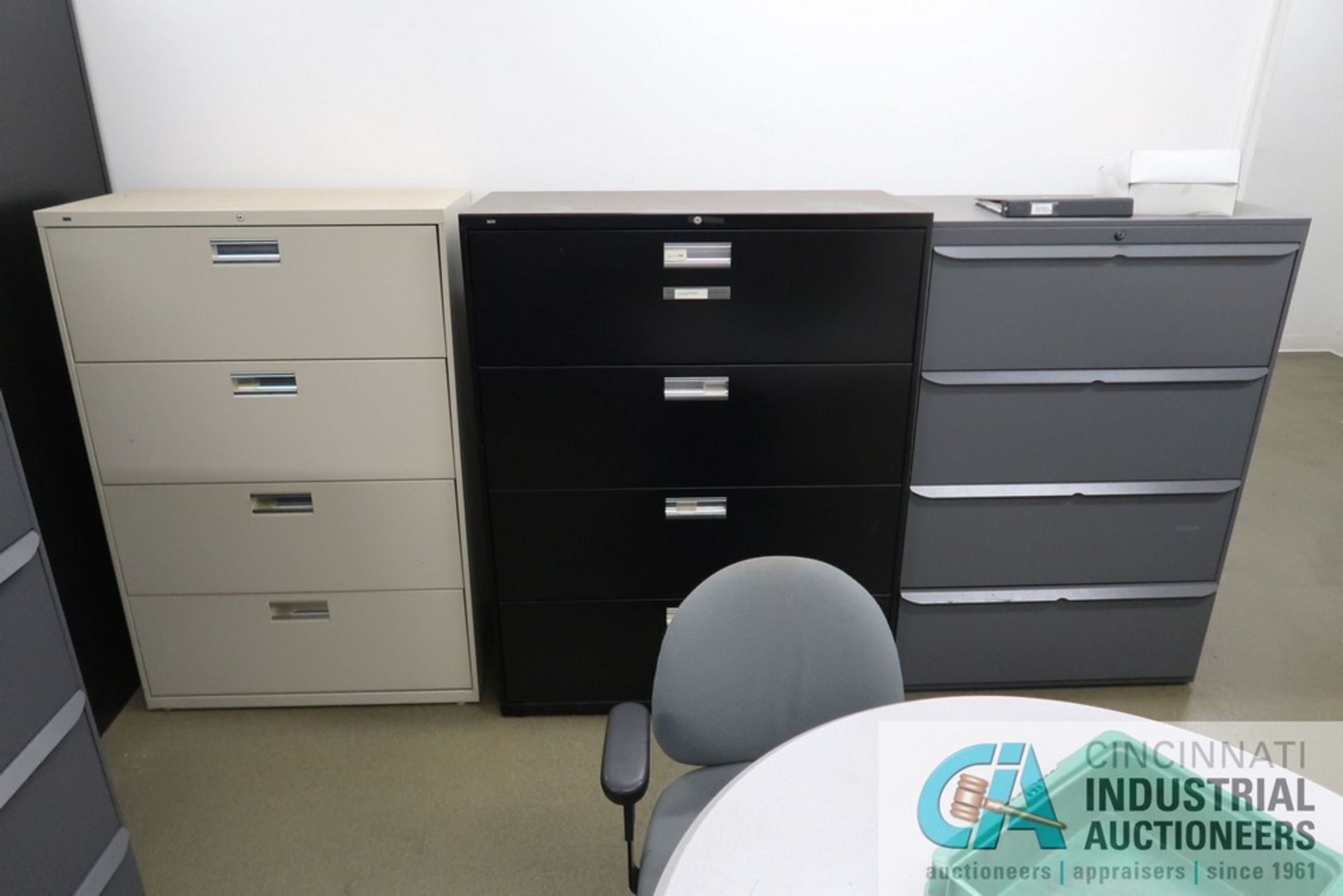 (LOT) CONTENTS OF OFFICE INCLUDING DESK, TABLE WITH (2) CHAIRS, (6) 4-DRAWER LATERAL CABINETS, (3) - Image 3 of 5
