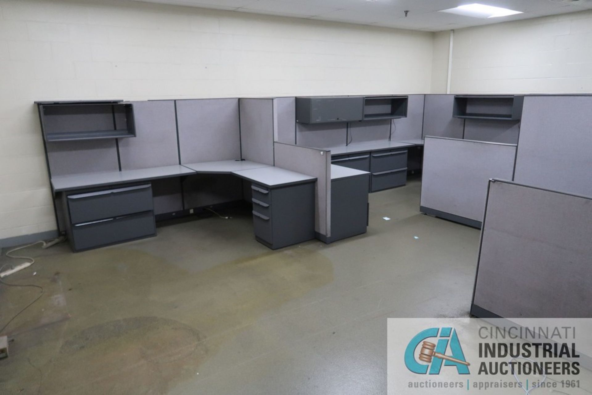 (LOT) 4-PERSON AMERICAN SEATING MODULAR OFFICE WITH L-SHAPED DESK AND OVERHEAD CABINETS, 84" X 98"