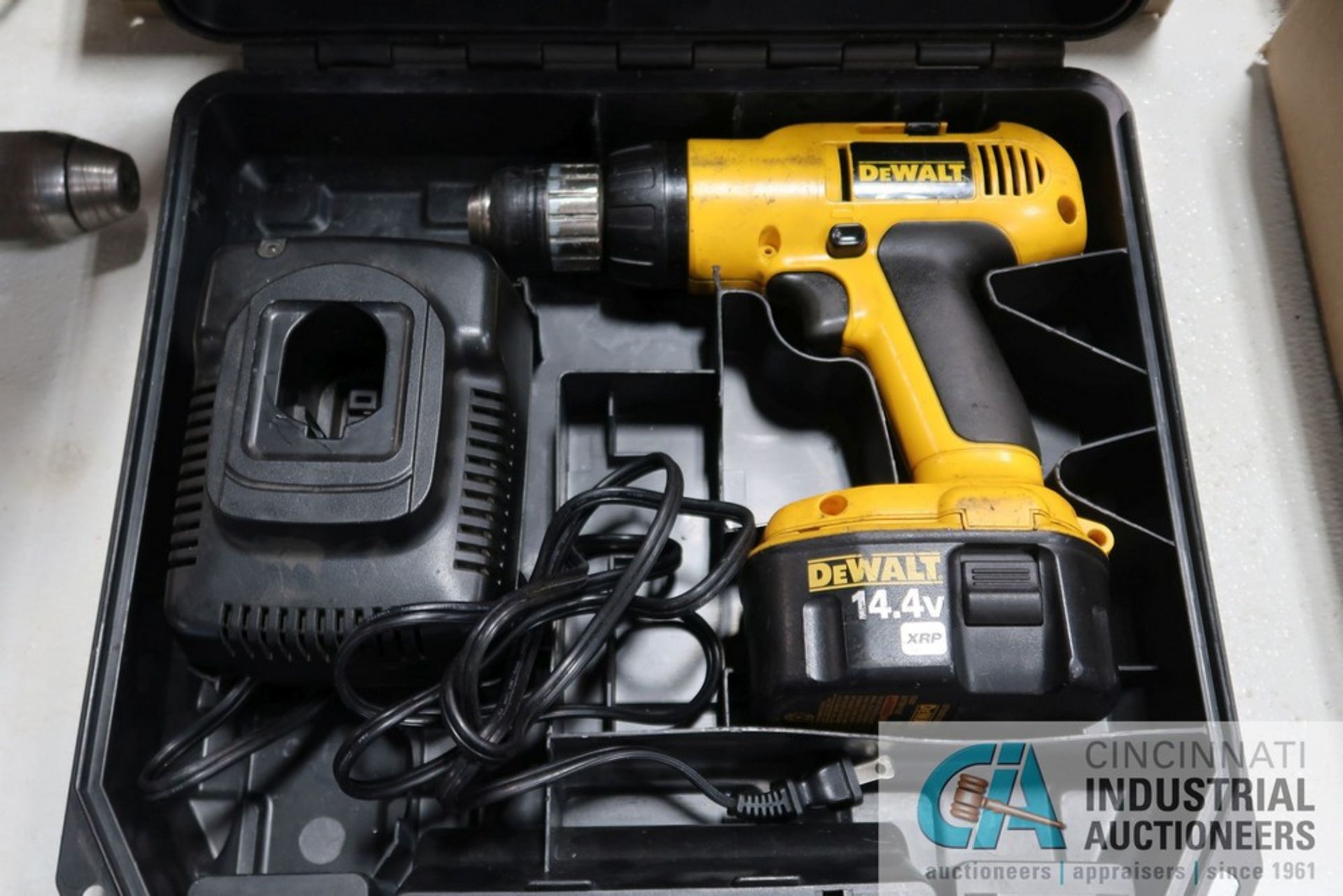 3/8" DEWALT MODEL DW991 14.4 VOLT CORDLESS ADJUSTABLE CLUTCH DRILL/DRIVER KIT