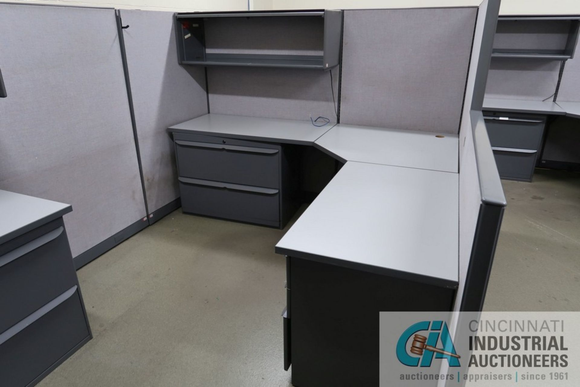 (LOT) 4-PERSON AMERICAN SEATING MODULAR OFFICE WITH L-SHAPED DESK AND OVERHEAD CABINETS, 84" X 98" - Image 4 of 5