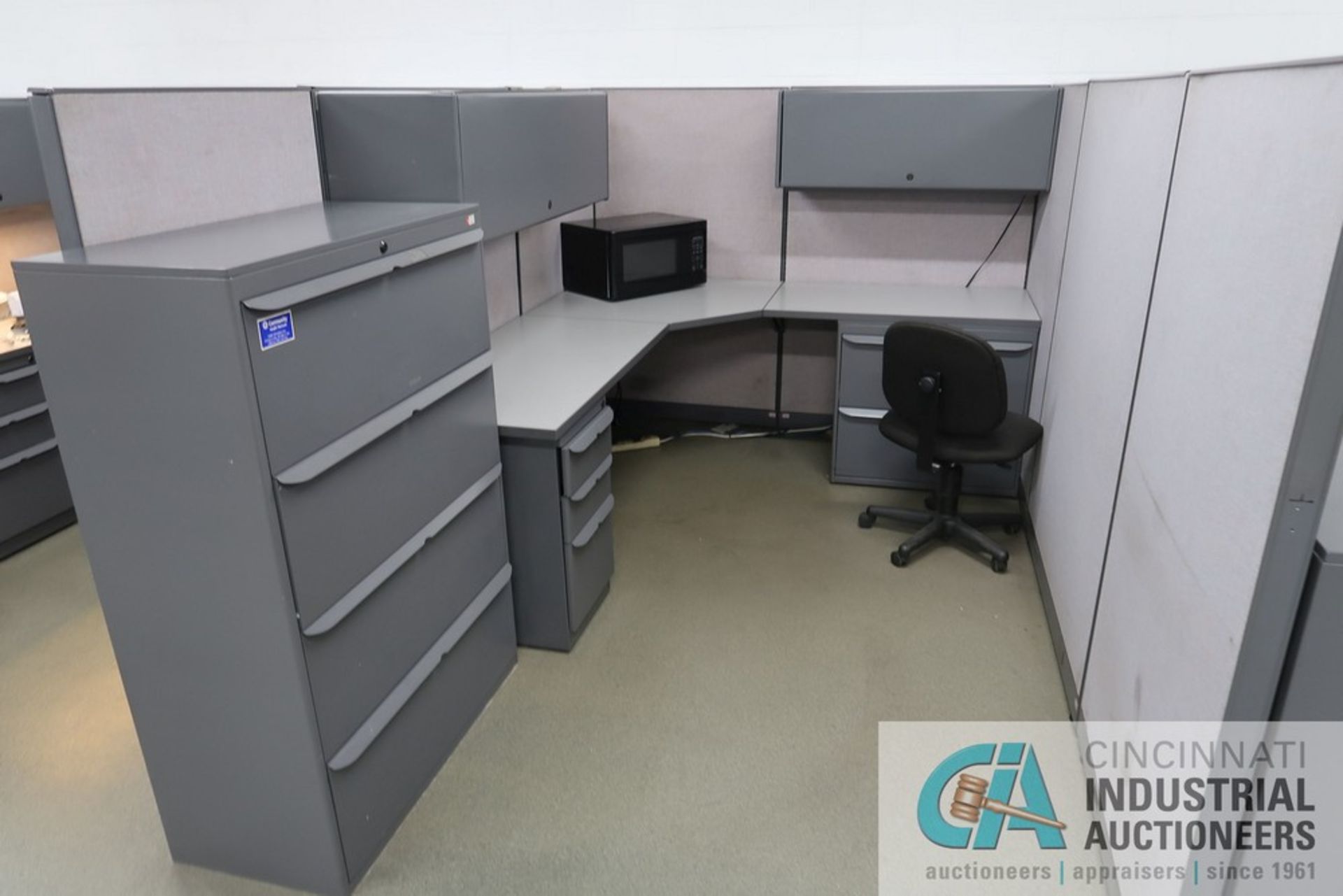 (LOT) 3-PERSON AMERICAN SEATING MODULAR OFFICE WITH L-SHAPED DESK AND OVERHEAD CABINETS, 88" X 118" - Image 3 of 4