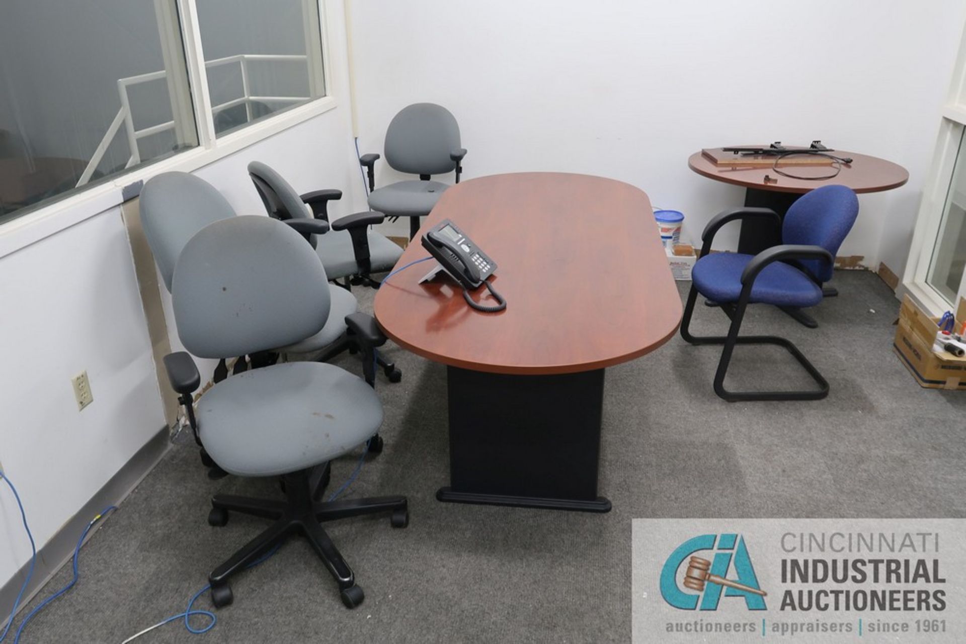 (LOT) CONTENTS OF OFFICE INCLUDING 7' CONFERENCE TABLE, 42" DIAMETER TABLE, (7) CHAIRS, 4-DRAWER