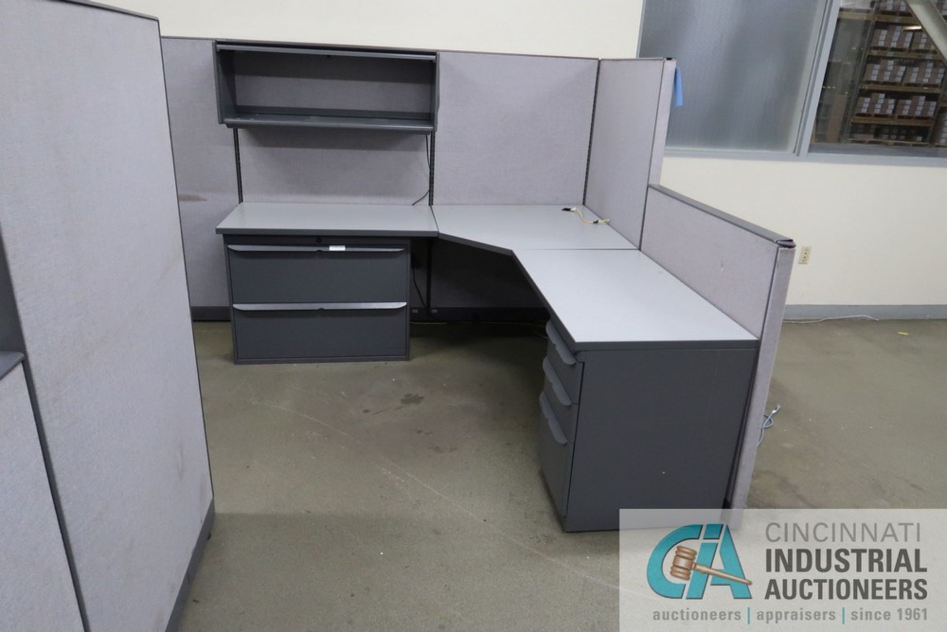 (LOT) 4-PERSON AMERICAN SEATING MODULAR OFFICE WITH L-SHAPED DESK AND OVERHEAD CABINETS, 84" X 98" - Image 3 of 5