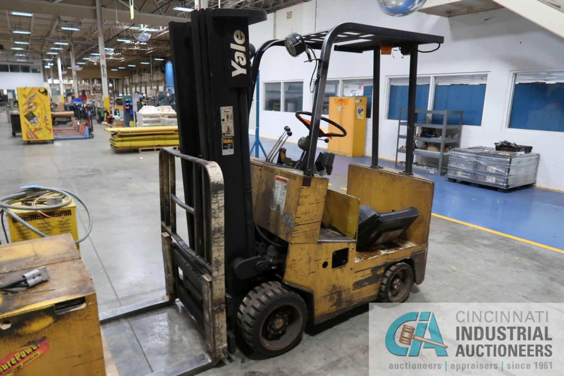 5,000 LB. YALE MODEL ERC050 ELECTRIC SOLID TIRE LIFT TRUCK; S/N N502937, 84" MAST, 3-STAGE MAST, - Image 5 of 11