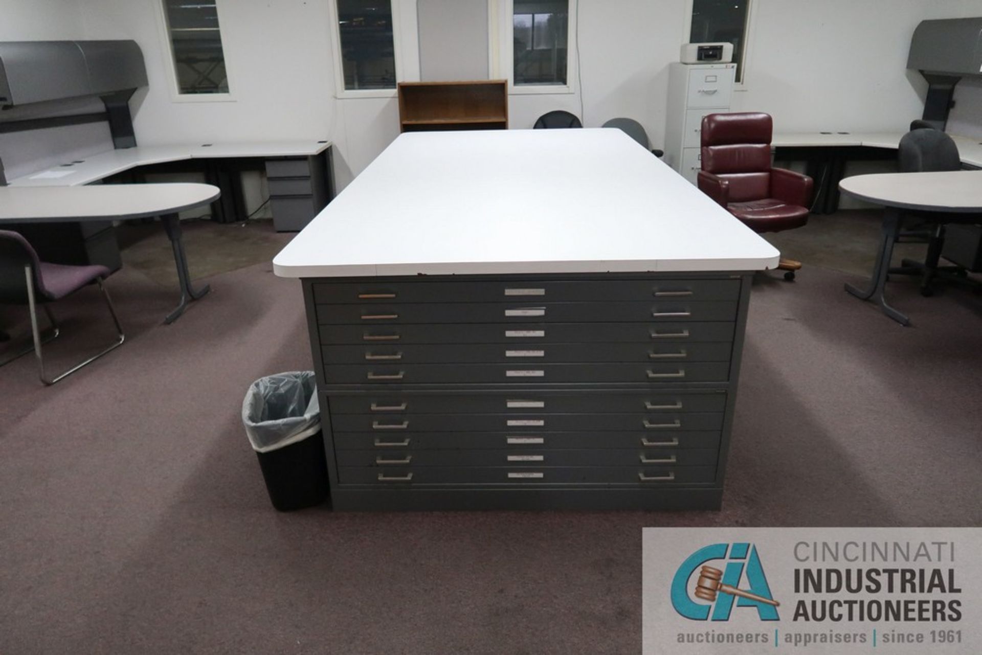 (LOT) CONTENTS OF OFFICE INCLUDING (3) U-SHAPED DESKS, 10' LONG X 6' WIDE TABEL WITH (4) 5-DRAWER - Image 4 of 5