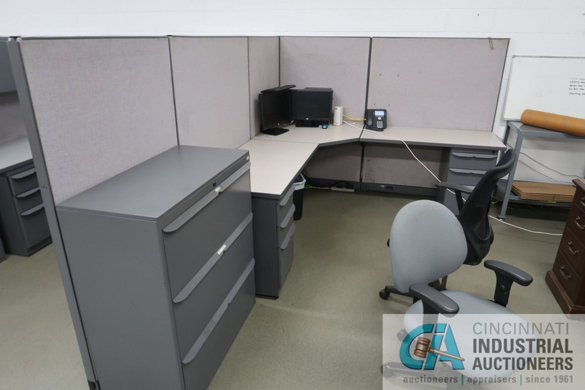 (LOT) 3-PERSON AMERICAN SEATING MODULAR OFFICE WITH L-SHAPED DESK AND OVERHEAD CABINETS, 88" X 118" - Image 2 of 4