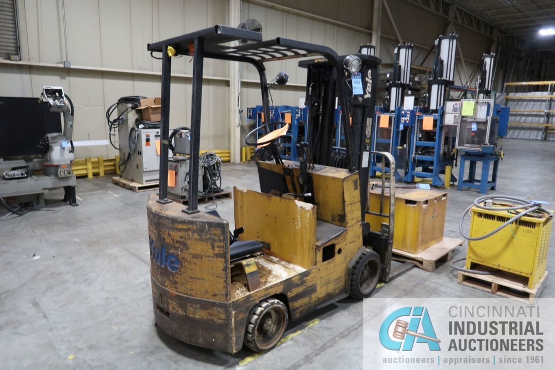 5,000 LB. YALE MODEL ERC050 ELECTRIC SOLID TIRE LIFT TRUCK; S/N N502937, 84" MAST, 3-STAGE MAST, - Image 3 of 11