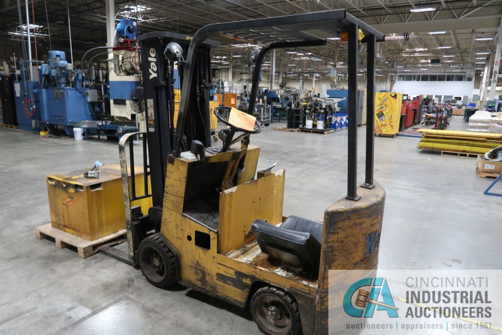 5,000 LB. YALE MODEL ERC050 ELECTRIC SOLID TIRE LIFT TRUCK; S/N N502937, 84" MAST, 3-STAGE MAST, - Image 4 of 11