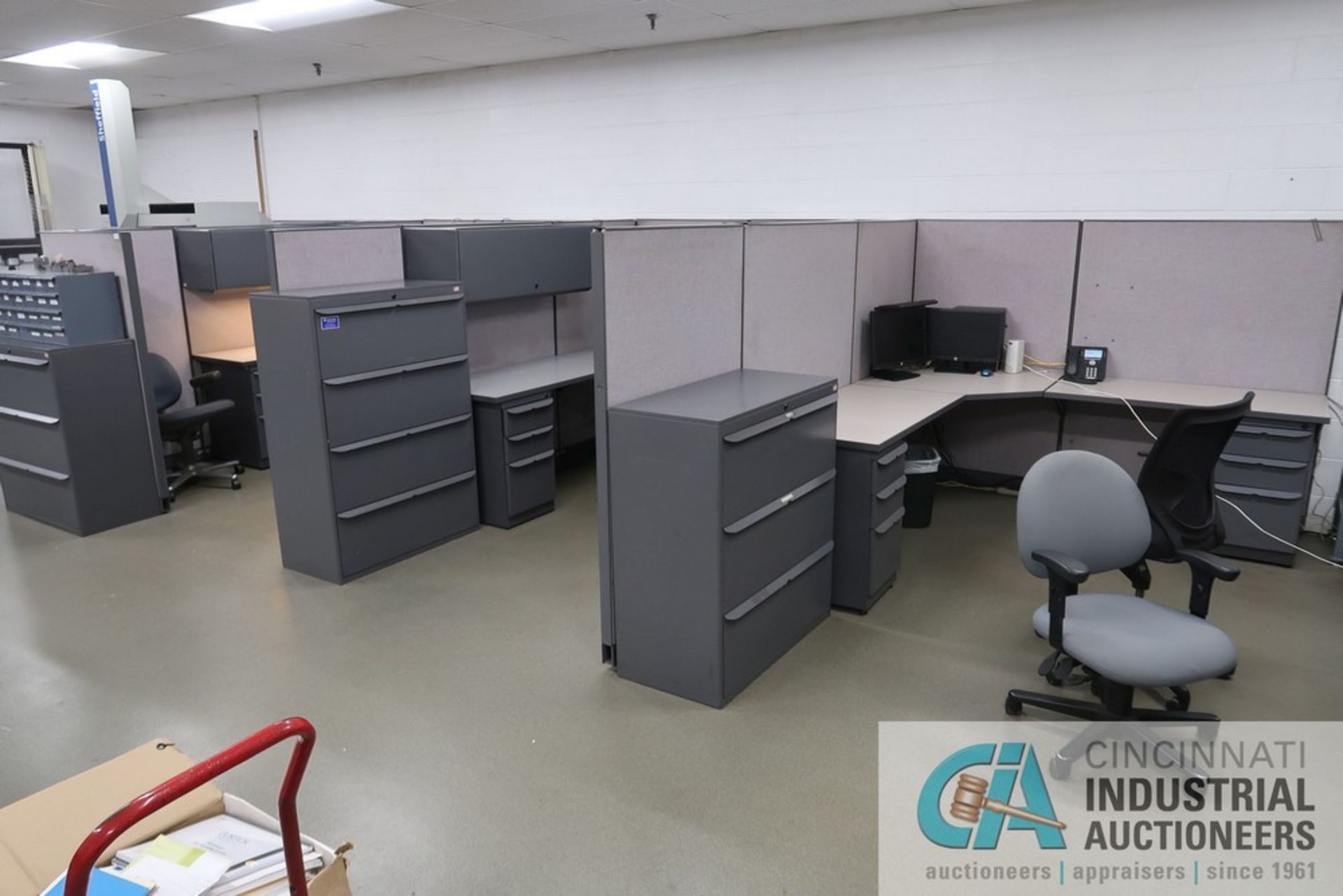 (LOT) 3-PERSON AMERICAN SEATING MODULAR OFFICE WITH L-SHAPED DESK AND OVERHEAD CABINETS, 88" X 118"