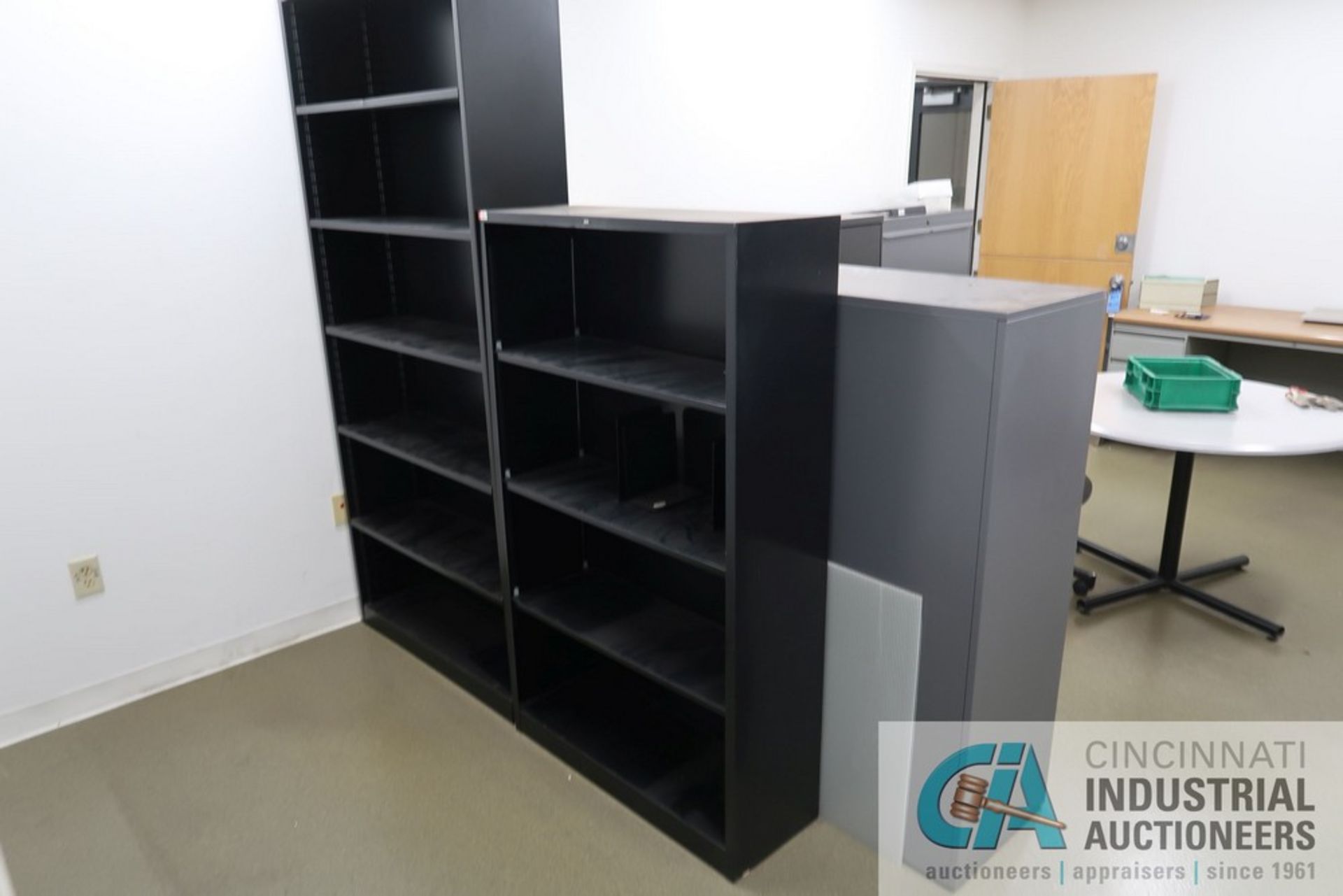 (LOT) CONTENTS OF OFFICE INCLUDING DESK, TABLE WITH (2) CHAIRS, (6) 4-DRAWER LATERAL CABINETS, (3) - Image 5 of 5
