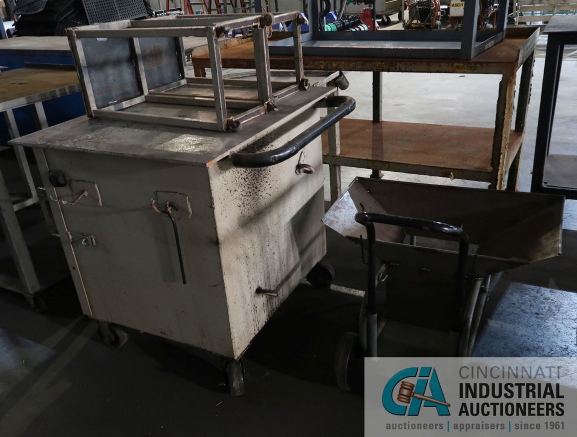 (LOT) MISCELLANEOUS SIZE STEEL CARTS AND TABLES - Image 2 of 4