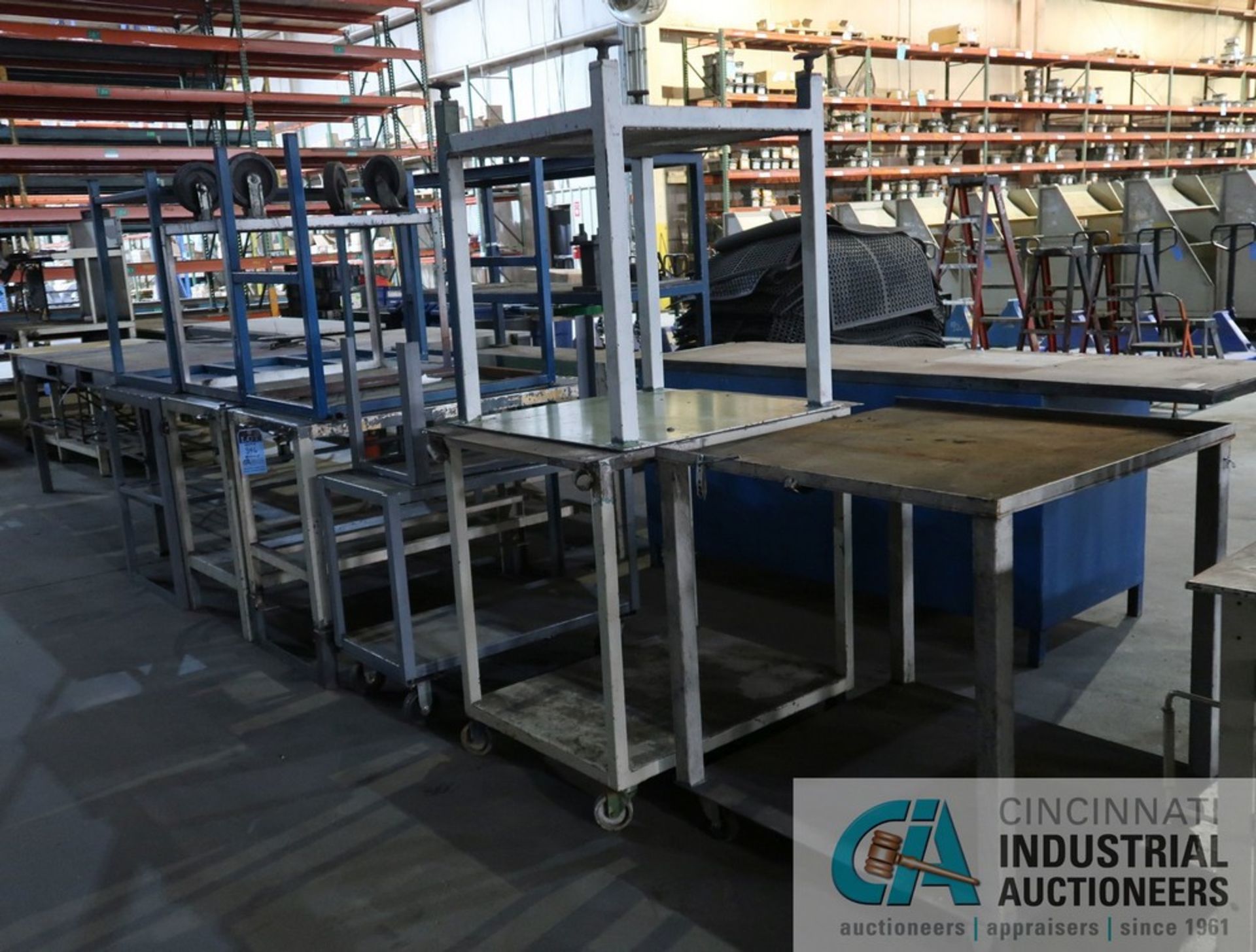 (LOT) MISCELLANEOUS SIZE STEEL CARTS AND TABLES - Image 3 of 4