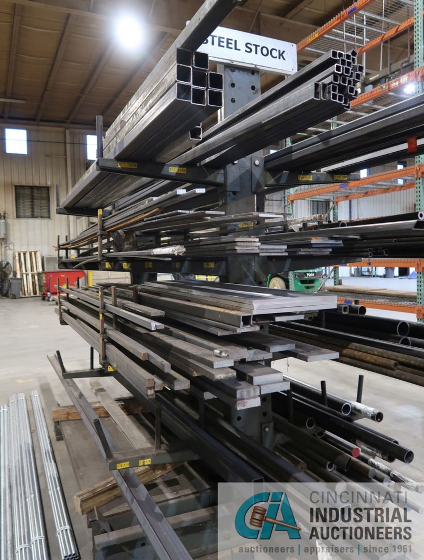 (LOT) 24" ARM DOUBLE SIDED CANTILEVER RACK WITH PIPE, 18" ARM SINGLE SIDE CANTILEVER RACK WITH - Image 3 of 5