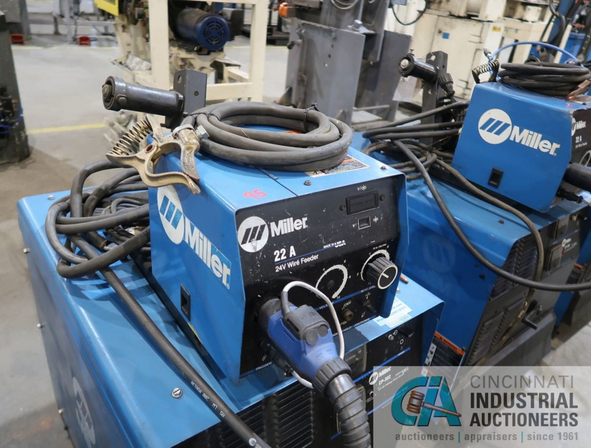 300 AMP MILLER CP-302 CV-DC WELDING POWER SOURCE; S/N LB330866, WITH MILLER 22A 24 VOLT WIRE FEEDER - Image 4 of 5