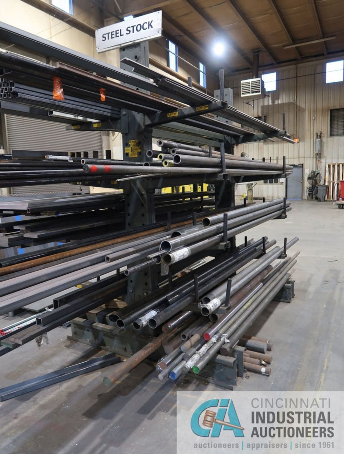 (LOT) 24" ARM DOUBLE SIDED CANTILEVER RACK WITH PIPE, 18" ARM SINGLE SIDE CANTILEVER RACK WITH - Image 4 of 5